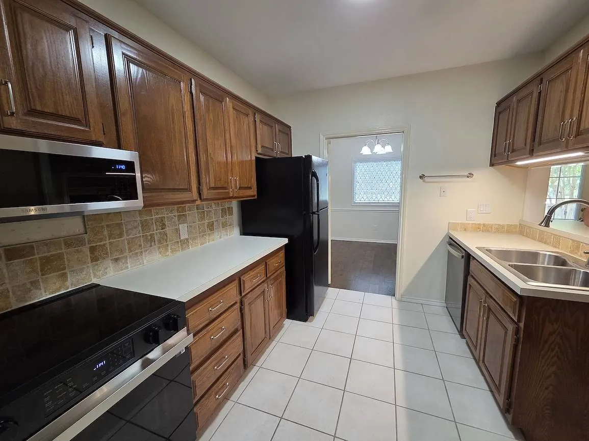 Townhouse For Rent in Tarrant County , 5839 Lake Point Drive, Arlington, Texas 76016, 2 Bedrooms, 3 Bathrooms, 2 Garage spaces, 1,450 Sqft, built in 1985, Price $2,200, mls#21306827, Real Estate Agent in Arlington, Homes For Rent in Tarrant county, Homes For Rent in Arlington, Realtor in Arlington Texas, Real Estate Brokerage Independent Realty Texas, Luminita Cordes Realtor