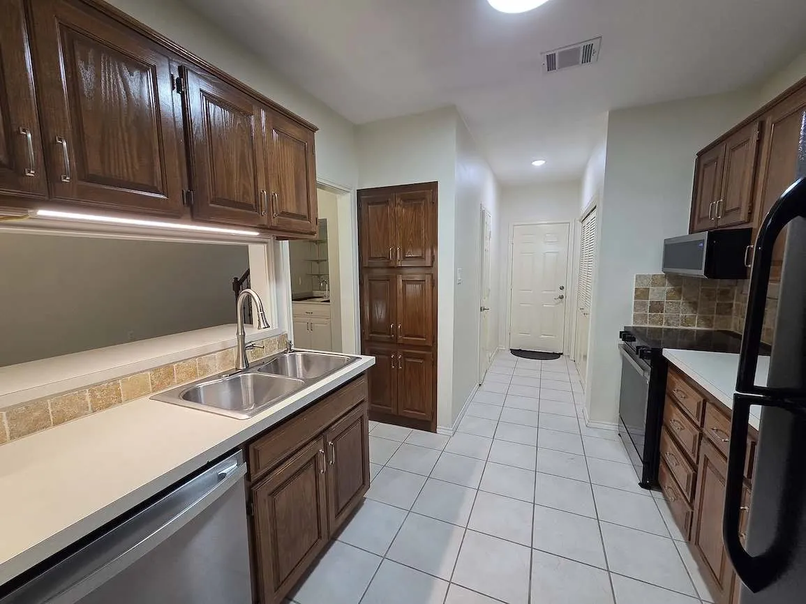 Townhouse For Rent in Tarrant County , 5839 Lake Point Drive, Arlington, Texas 76016, 2 Bedrooms, 3 Bathrooms, 2 Garage spaces, 1,450 Sqft, built in 1985, Price $2,200, mls#21306827, Real Estate Agent in Arlington, Homes For Rent in Tarrant county, Homes For Rent in Arlington, Realtor in Arlington Texas, Real Estate Brokerage Independent Realty Texas, Luminita Cordes Realtor