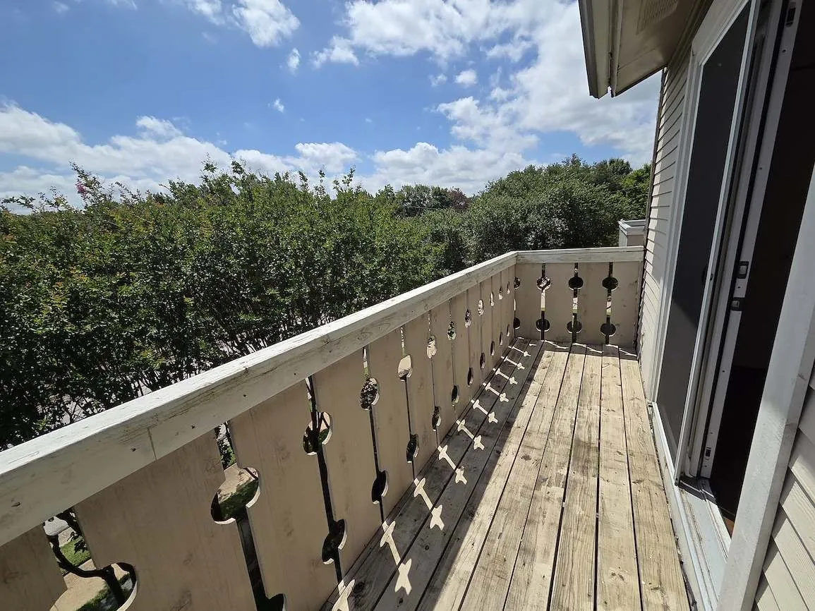 Townhouse For Rent in Tarrant County , 5839 Lake Point Drive, Arlington, Texas 76016, 2 Bedrooms, 3 Bathrooms, 2 Garage spaces, 1,450 Sqft, built in 1985, Price $2,200, mls#21306827, Real Estate Agent in Arlington, Homes For Rent in Tarrant county, Homes For Rent in Arlington, Realtor in Arlington Texas, Real Estate Brokerage Independent Realty Texas, Luminita Cordes Realtor