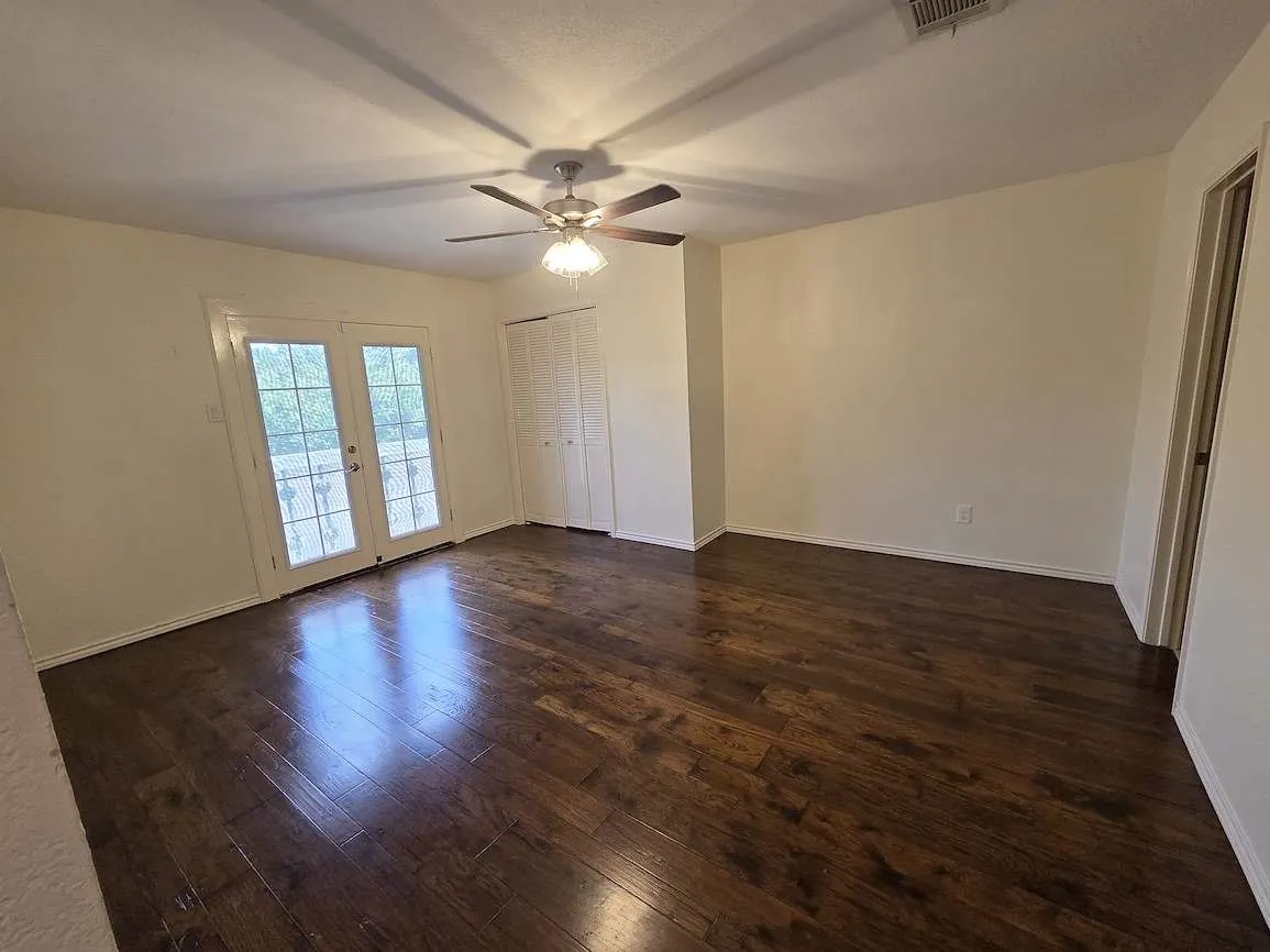 Townhouse For Rent in Tarrant County , 5839 Lake Point Drive, Arlington, Texas 76016, 2 Bedrooms, 3 Bathrooms, 2 Garage spaces, 1,450 Sqft, built in 1985, Price $2,200, mls#21306827, Real Estate Agent in Arlington, Homes For Rent in Tarrant county, Homes For Rent in Arlington, Realtor in Arlington Texas, Real Estate Brokerage Independent Realty Texas, Luminita Cordes Realtor