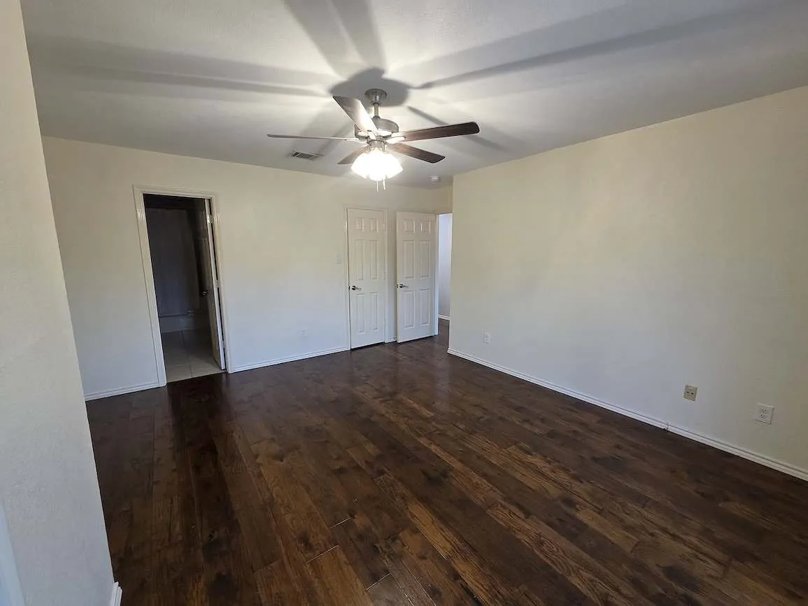 Townhouse For Rent in Tarrant County , 5839 Lake Point Drive, Arlington, Texas 76016, 2 Bedrooms, 3 Bathrooms, 2 Garage spaces, 1,450 Sqft, built in 1985, Price $2,200, mls#21306827, Real Estate Agent in Arlington, Homes For Rent in Tarrant county, Homes For Rent in Arlington, Realtor in Arlington Texas, Real Estate Brokerage Independent Realty Texas, Luminita Cordes Realtor