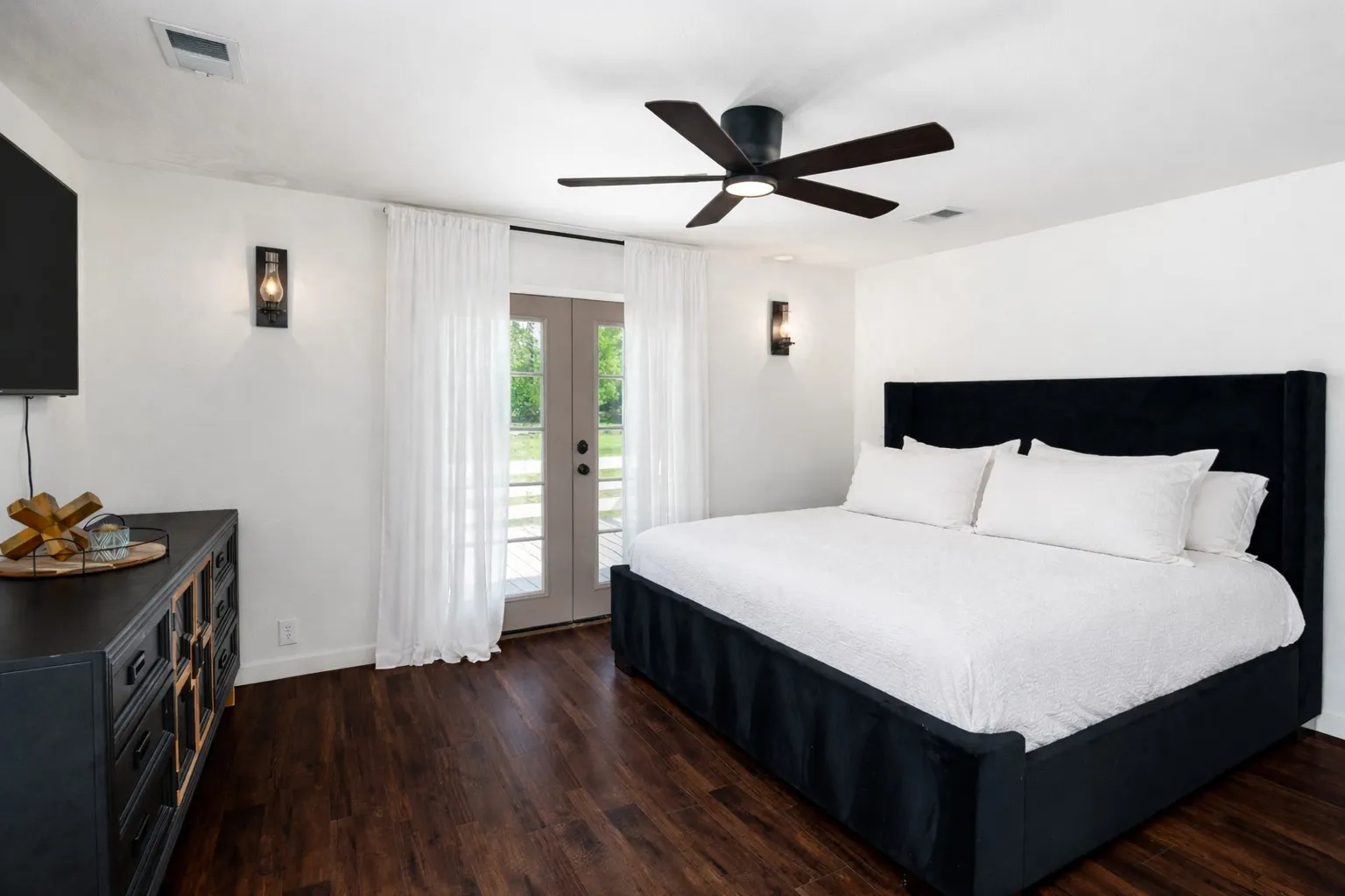 Single Family Residence For Sale in Collin County , 313 Chicken Street, Weston, Texas 75009, 3 Bedroom, 3 Bathroom, 4 Garage spaces, 2,433 Sqft, built in 1958, mls#21307060, Real Estate Agent in Weston, Homes For Sale in Collin county, Homes For Sale in Weston, Realtor in Weston Texas, Real Estate Brokerage Independent Realty Texas, Luminita Cordes Realtor