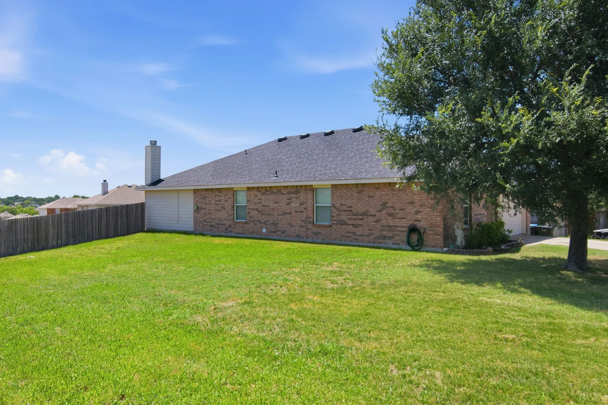 Single Family Residence For Sale in Tarrant County , 4901 Parkview Hills Lane, Fort Worth, Texas 76179, 4 Bedroom, 2 Bathroom, 2 Garage spaces, 1,925 Sqft, built in 2004, mls#21308054, Real Estate Agent in Fort Worth, Homes For Sale in Tarrant county, Homes For Sale in Fort Worth, Realtor in Fort Worth Texas, Real Estate Brokerage Independent Realty Texas, Luminita Cordes Realtor
