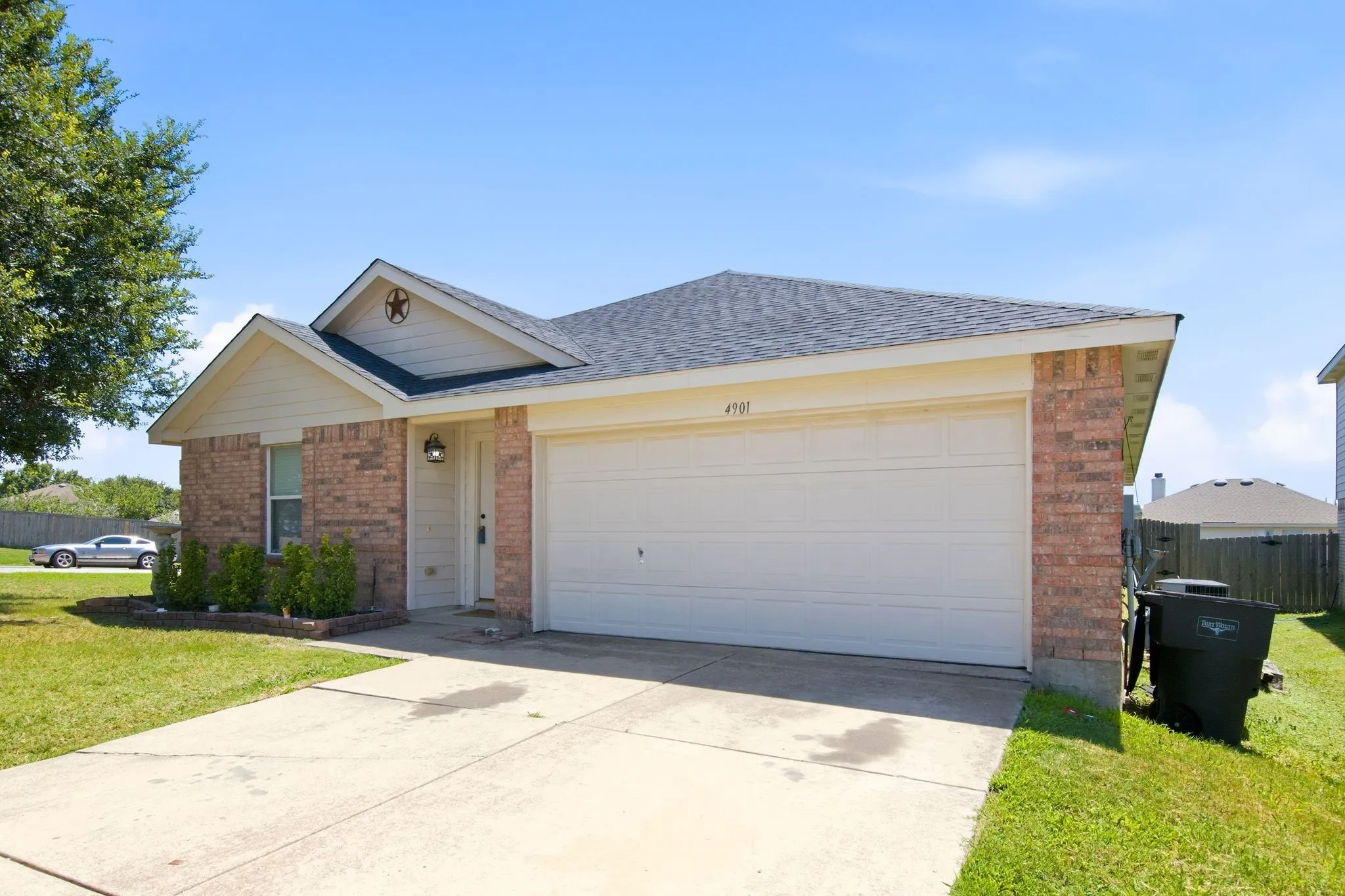 Single Family Residence For Sale in Tarrant County , 4901 Parkview Hills Lane, Fort Worth, Texas 76179, 4 Bedroom, 2 Bathroom, 2 Garage spaces, 1,925 Sqft, built in 2004, mls#21308054, Real Estate Agent in Fort Worth, Homes For Sale in Tarrant county, Homes For Sale in Fort Worth, Realtor in Fort Worth Texas, Real Estate Brokerage Independent Realty Texas, Luminita Cordes Realtor