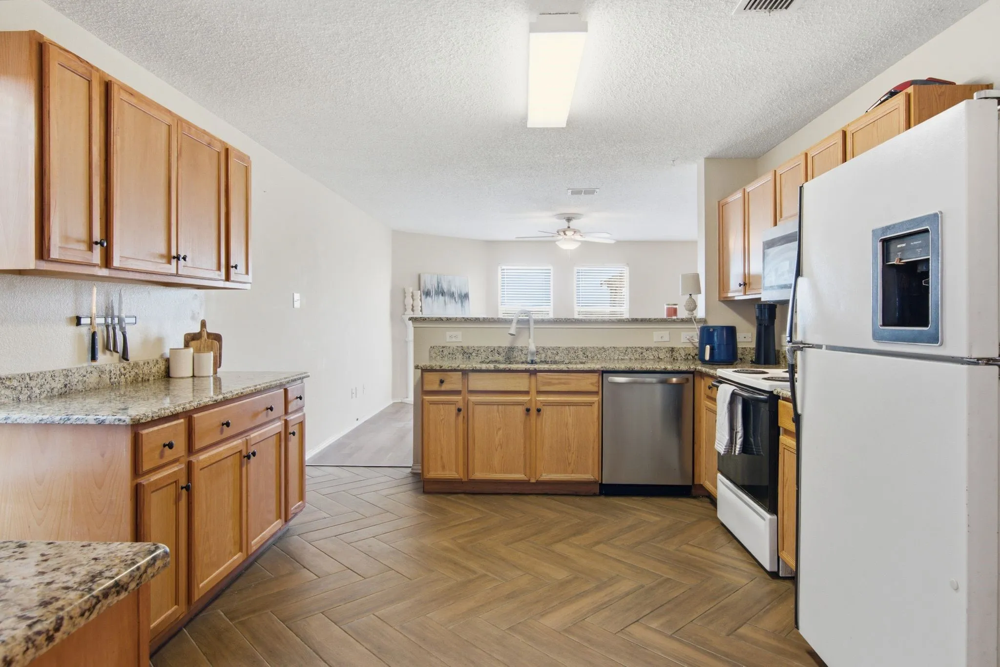 Single Family Residence For Sale in Tarrant County , 4901 Parkview Hills Lane, Fort Worth, Texas 76179, 4 Bedroom, 2 Bathroom, 2 Garage spaces, 1,925 Sqft, built in 2004, mls#21308054, Real Estate Agent in Fort Worth, Homes For Sale in Tarrant county, Homes For Sale in Fort Worth, Realtor in Fort Worth Texas, Real Estate Brokerage Independent Realty Texas, Luminita Cordes Realtor