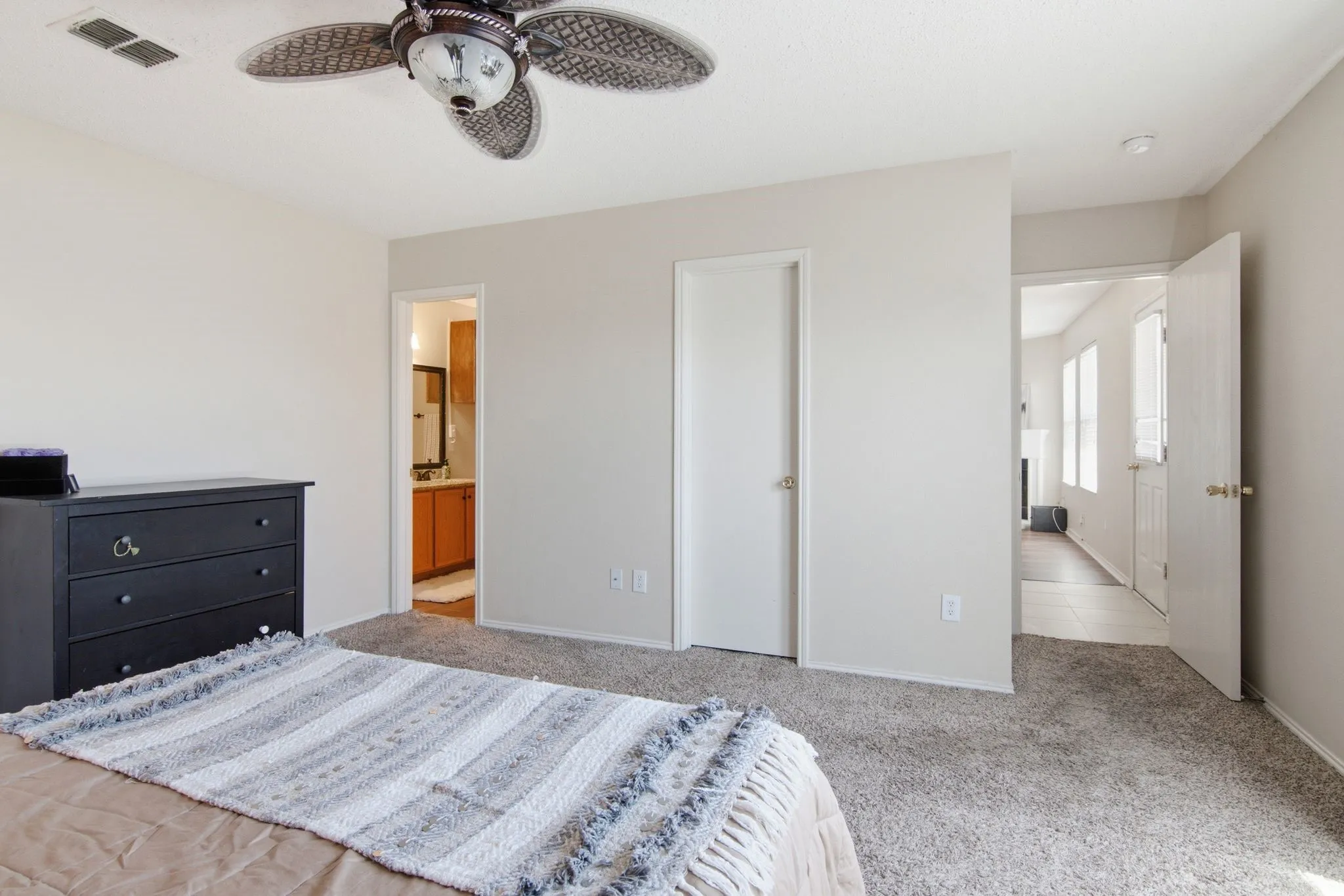 Single Family Residence For Sale in Tarrant County , 4901 Parkview Hills Lane, Fort Worth, Texas 76179, 4 Bedroom, 2 Bathroom, 2 Garage spaces, 1,925 Sqft, built in 2004, mls#21308054, Real Estate Agent in Fort Worth, Homes For Sale in Tarrant county, Homes For Sale in Fort Worth, Realtor in Fort Worth Texas, Real Estate Brokerage Independent Realty Texas, Luminita Cordes Realtor
