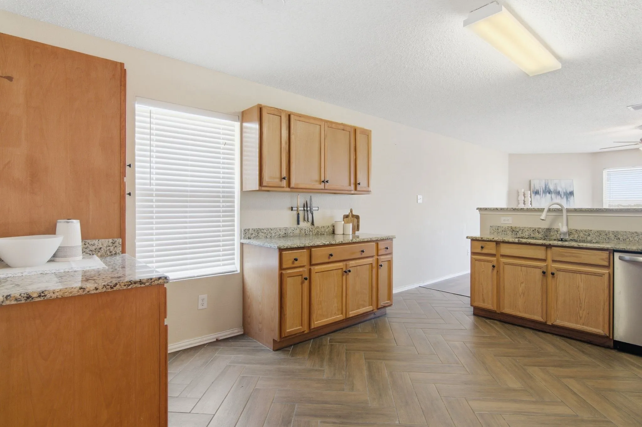 Single Family Residence For Sale in Tarrant County , 4901 Parkview Hills Lane, Fort Worth, Texas 76179, 4 Bedroom, 2 Bathroom, 2 Garage spaces, 1,925 Sqft, built in 2004, mls#21308054, Real Estate Agent in Fort Worth, Homes For Sale in Tarrant county, Homes For Sale in Fort Worth, Realtor in Fort Worth Texas, Real Estate Brokerage Independent Realty Texas, Luminita Cordes Realtor
