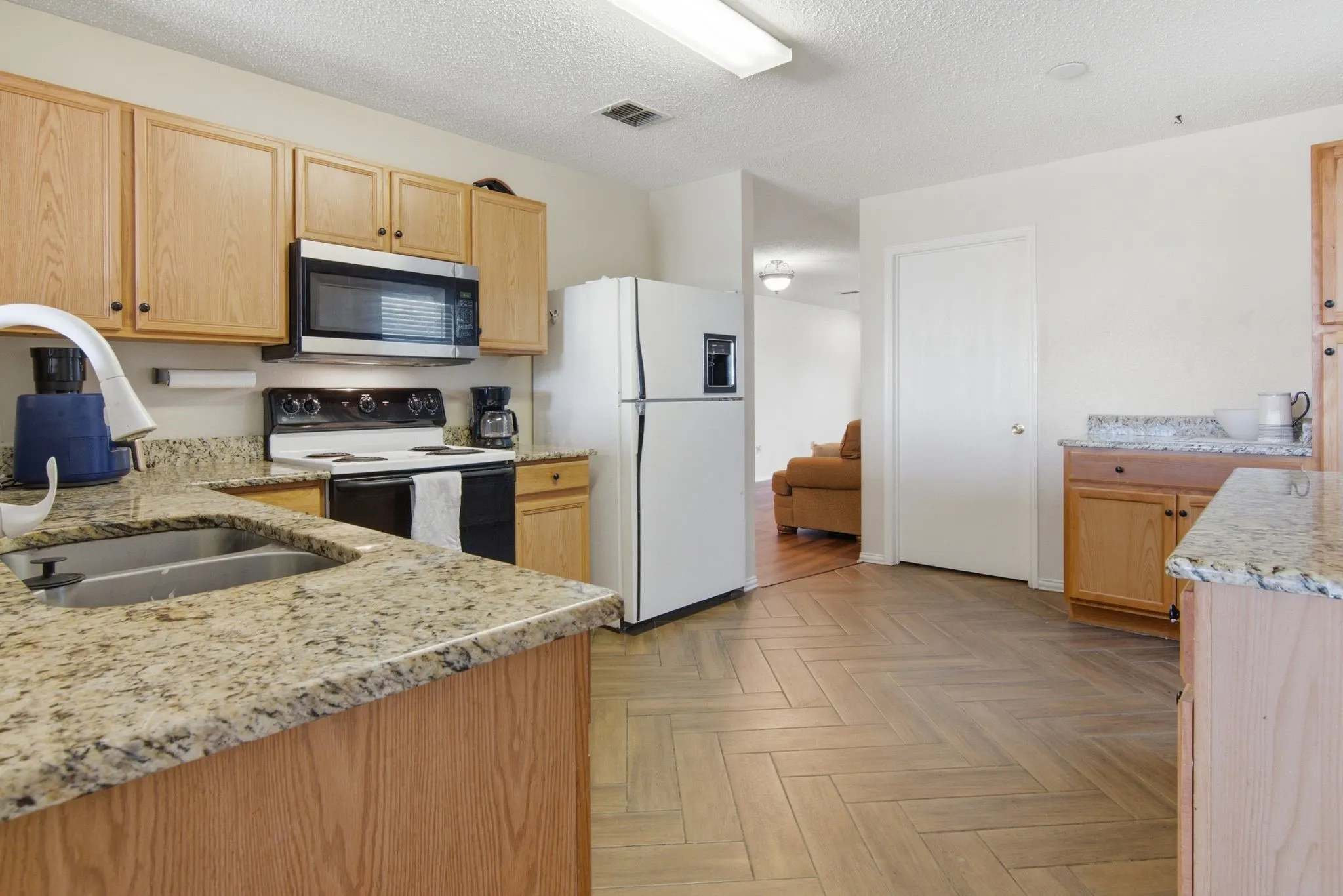 Single Family Residence For Sale in Tarrant County , 4901 Parkview Hills Lane, Fort Worth, Texas 76179, 4 Bedroom, 2 Bathroom, 2 Garage spaces, 1,925 Sqft, built in 2004, mls#21308054, Real Estate Agent in Fort Worth, Homes For Sale in Tarrant county, Homes For Sale in Fort Worth, Realtor in Fort Worth Texas, Real Estate Brokerage Independent Realty Texas, Luminita Cordes Realtor