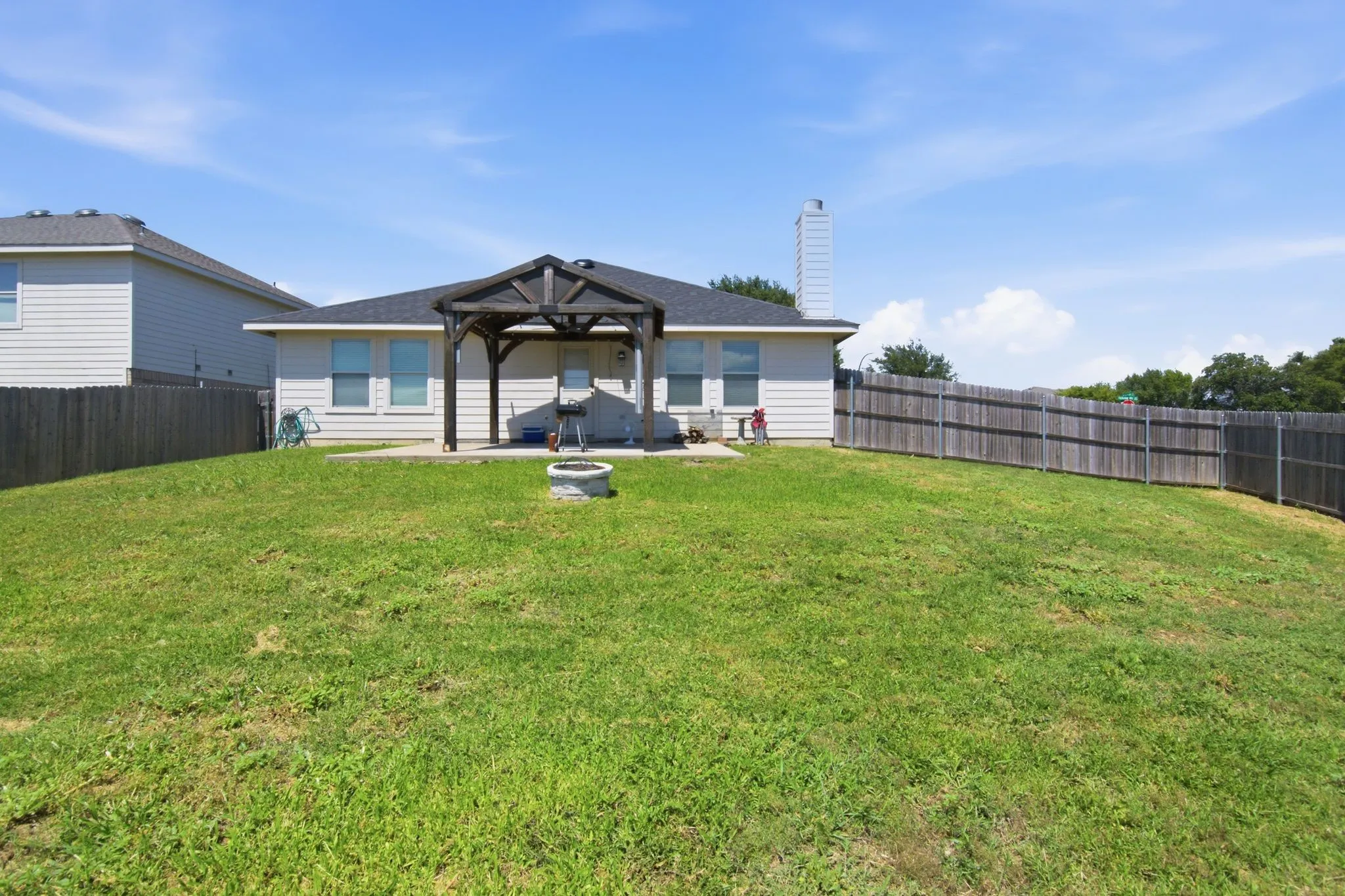 Single Family Residence For Sale in Tarrant County , 4901 Parkview Hills Lane, Fort Worth, Texas 76179, 4 Bedroom, 2 Bathroom, 2 Garage spaces, 1,925 Sqft, built in 2004, mls#21308054, Real Estate Agent in Fort Worth, Homes For Sale in Tarrant county, Homes For Sale in Fort Worth, Realtor in Fort Worth Texas, Real Estate Brokerage Independent Realty Texas, Luminita Cordes Realtor