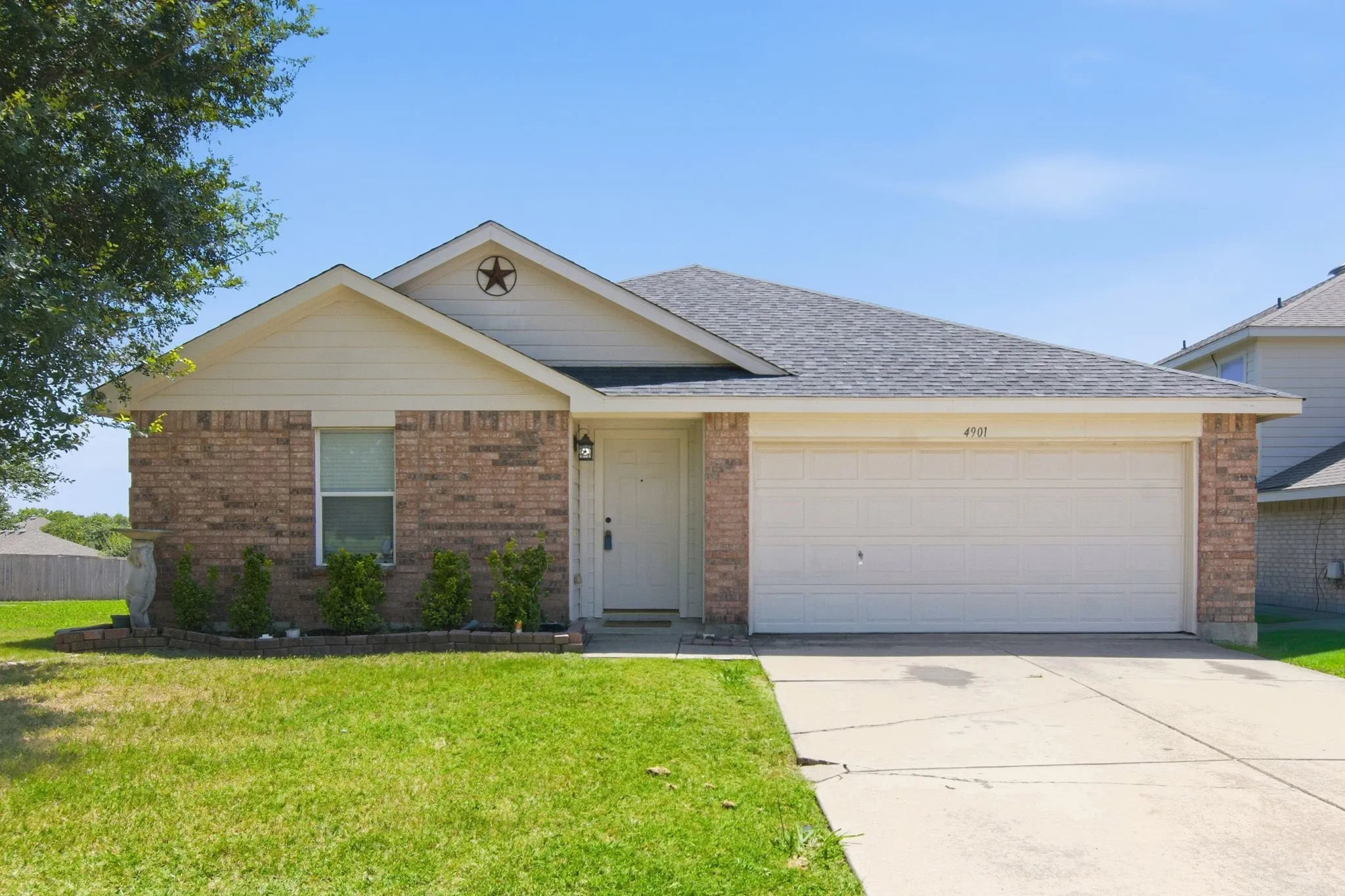 Single Family Residence For Sale in Tarrant County , 4901 Parkview Hills Lane, Fort Worth, Texas 76179, 4 Bedroom, 2 Bathroom, 2 Garage spaces, 1,925 Sqft, built in 2004, mls#21308054, Real Estate Agent in Fort Worth, Homes For Sale in Tarrant county, Homes For Sale in Fort Worth, Realtor in Fort Worth Texas, Real Estate Brokerage Independent Realty Texas, Luminita Cordes Realtor