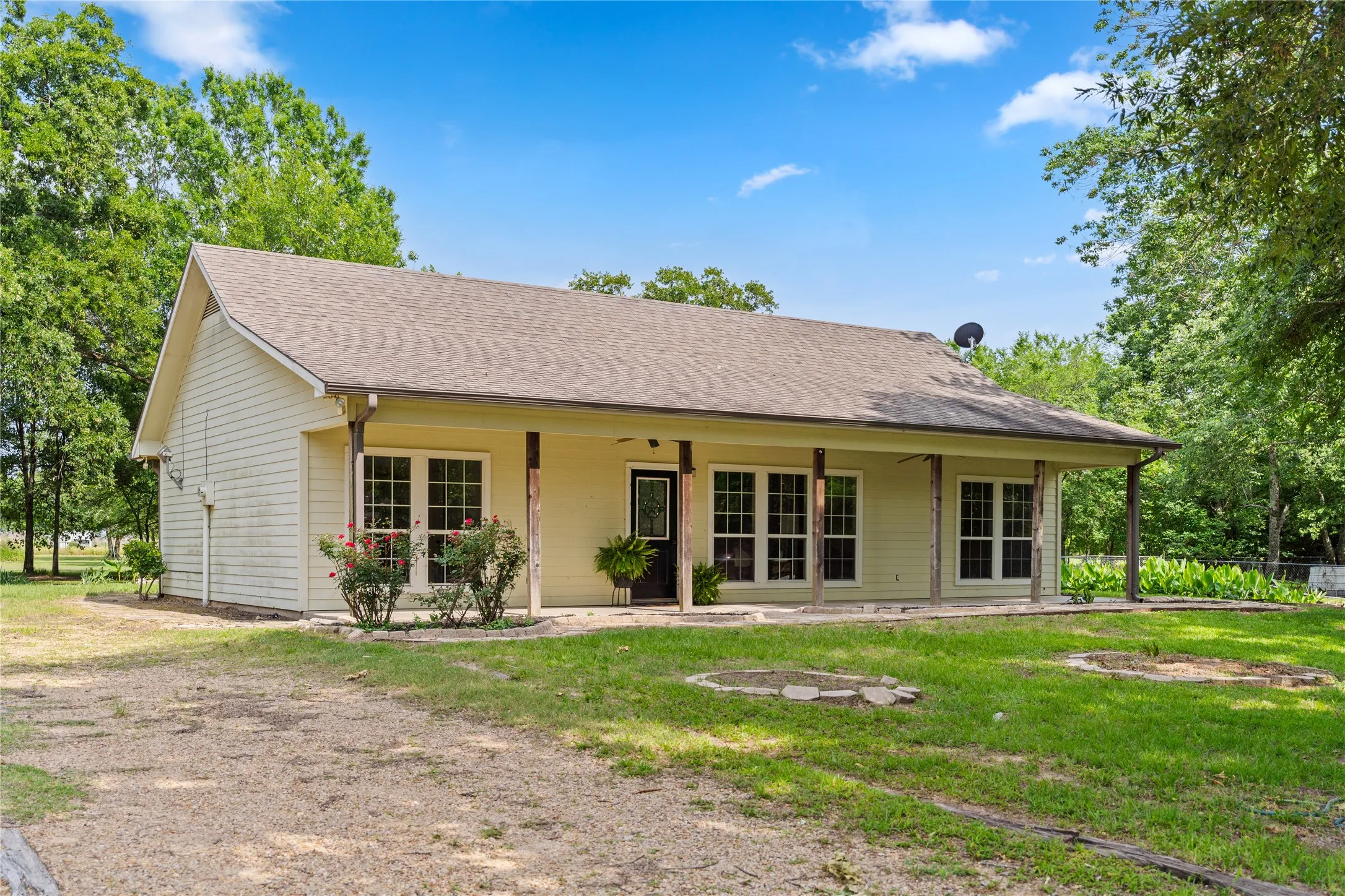 Single Family Residence For Sale in Rains County , 109 Rs County Road 3319, Emory, Texas 75440, 3 Bedroom, 2 Bathroom, Garage spaces, 1,248 Sqft, built in 2004, mls#21308058, Real Estate Agent in Emory, Homes For Sale in Rains county, Homes For Sale in Emory, Realtor in Emory Texas, Real Estate Brokerage Independent Realty Texas, Luminita Cordes Realtor
