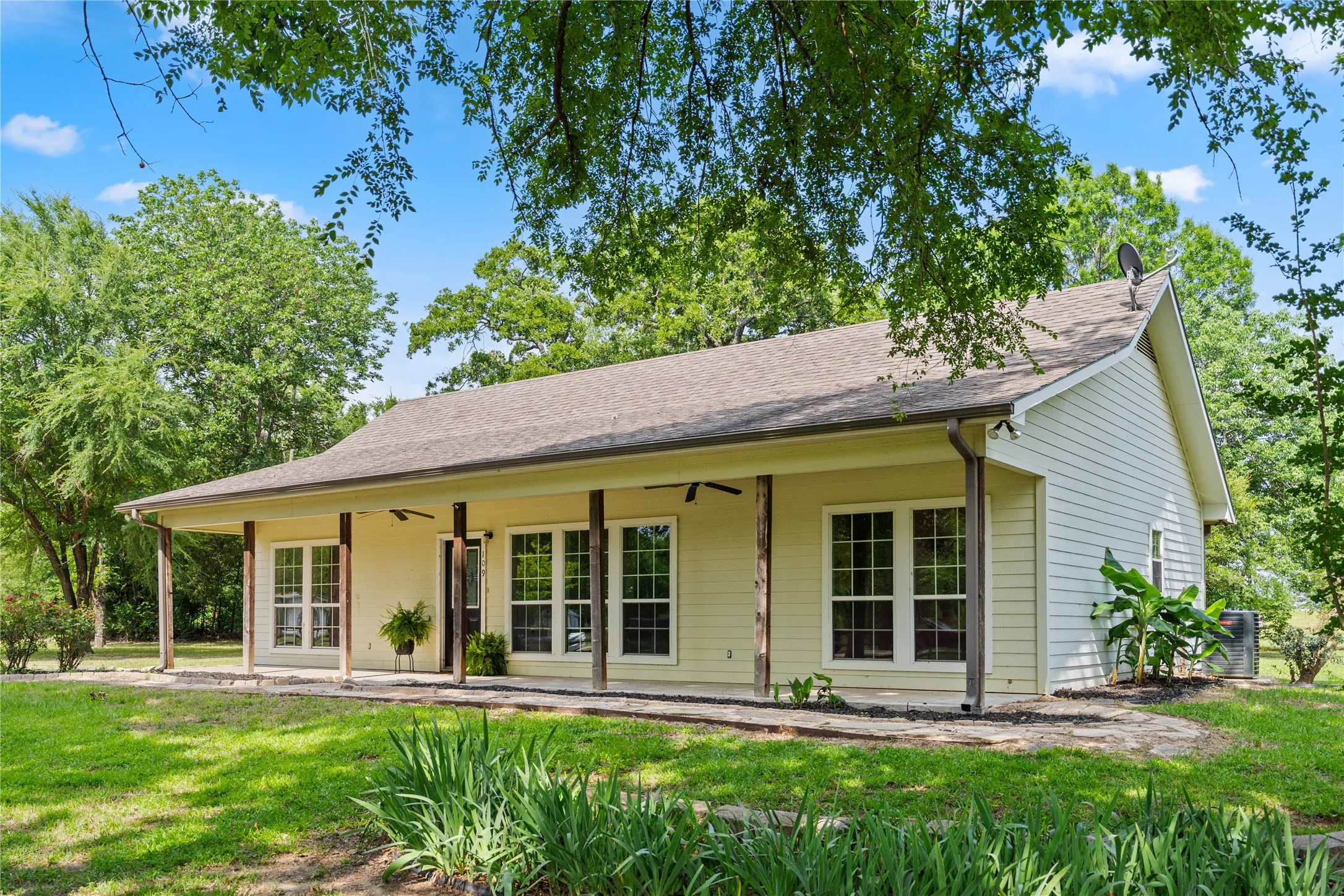 Single Family Residence For Sale in Rains County , 109 Rs County Road 3319, Emory, Texas 75440, 3 Bedroom, 2 Bathroom, Garage spaces, 1,248 Sqft, built in 2004, mls#21308058, Real Estate Agent in Emory, Homes For Sale in Rains county, Homes For Sale in Emory, Realtor in Emory Texas, Real Estate Brokerage Independent Realty Texas, Luminita Cordes Realtor