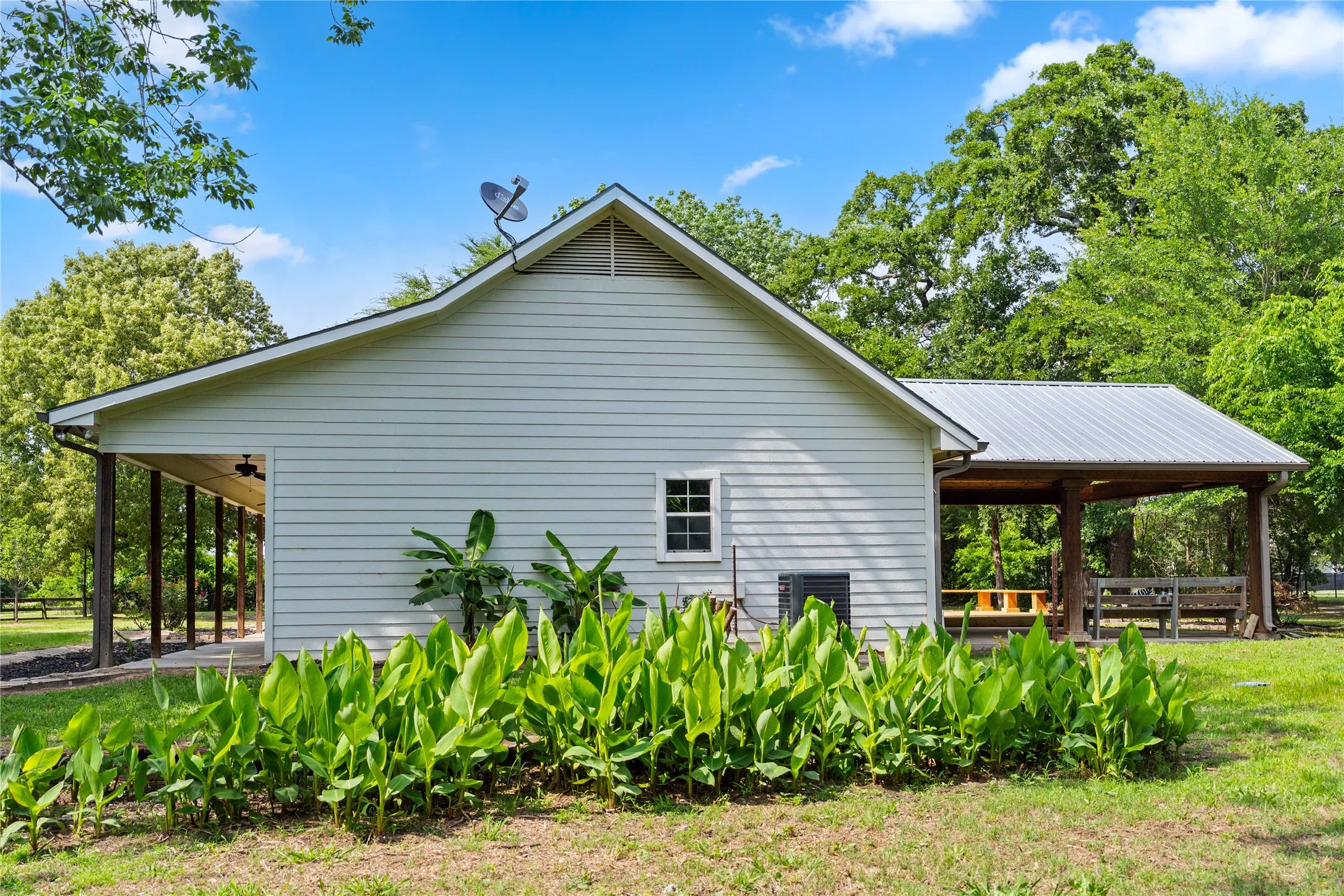 Single Family Residence For Sale in Rains County , 109 Rs County Road 3319, Emory, Texas 75440, 3 Bedroom, 2 Bathroom, Garage spaces, 1,248 Sqft, built in 2004, mls#21308058, Real Estate Agent in Emory, Homes For Sale in Rains county, Homes For Sale in Emory, Realtor in Emory Texas, Real Estate Brokerage Independent Realty Texas, Luminita Cordes Realtor