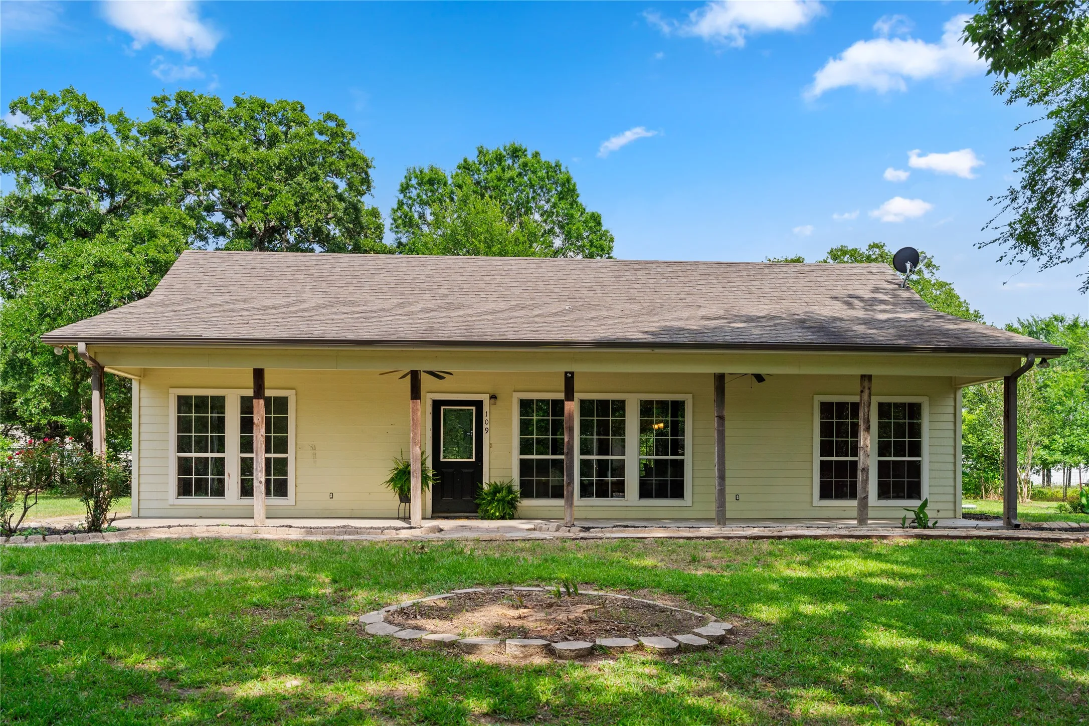 Single Family Residence For Sale in Rains County , 109 Rs County Road 3319, Emory, Texas 75440, 3 Bedroom, 2 Bathroom, Garage spaces, 1,248 Sqft, built in 2004, mls#21308058, Real Estate Agent in Emory, Homes For Sale in Rains county, Homes For Sale in Emory, Realtor in Emory Texas, Real Estate Brokerage Independent Realty Texas, Luminita Cordes Realtor