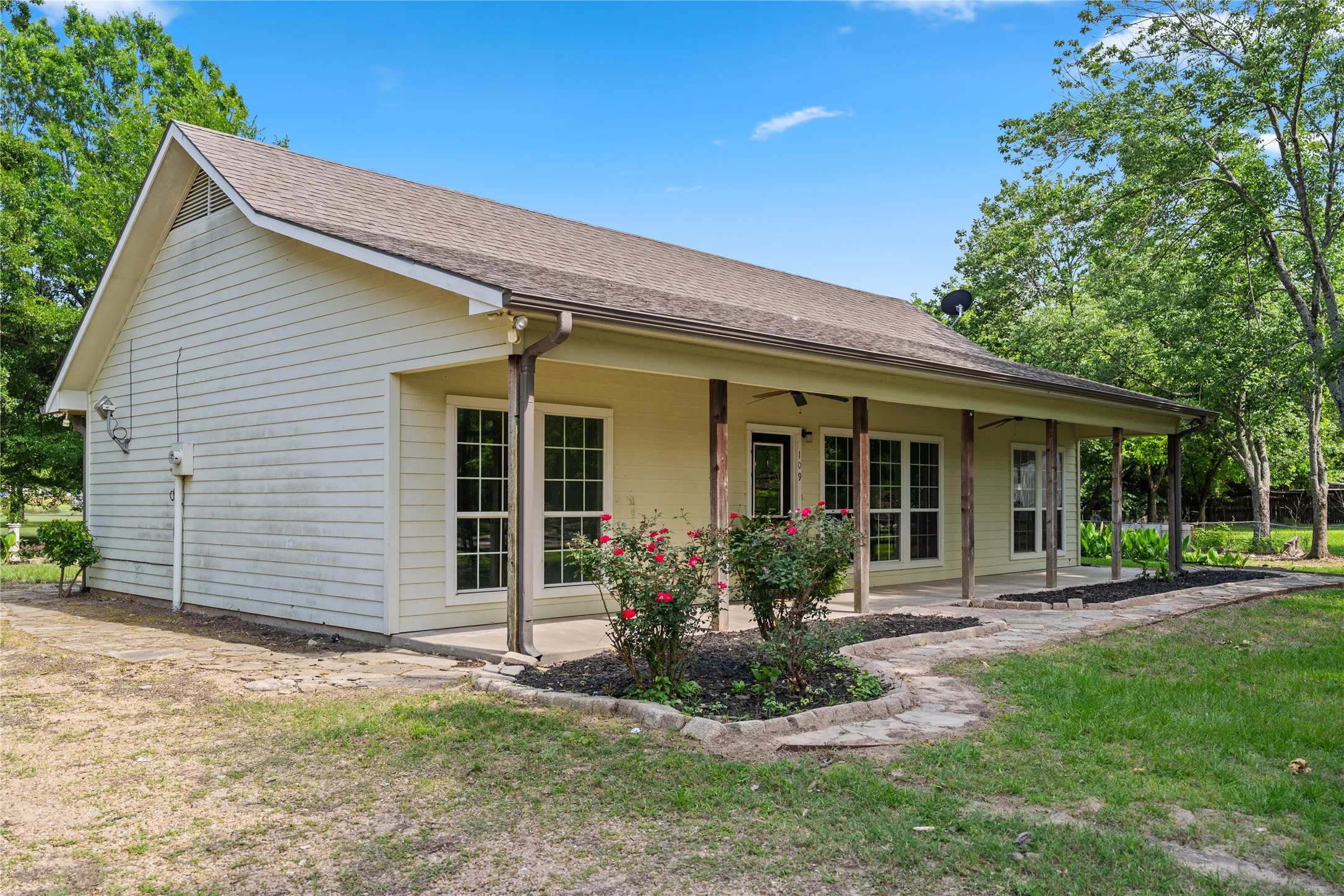 Single Family Residence For Sale in Rains County , 109 Rs County Road 3319, Emory, Texas 75440, 3 Bedroom, 2 Bathroom, Garage spaces, 1,248 Sqft, built in 2004, mls#21308058, Real Estate Agent in Emory, Homes For Sale in Rains county, Homes For Sale in Emory, Realtor in Emory Texas, Real Estate Brokerage Independent Realty Texas, Luminita Cordes Realtor