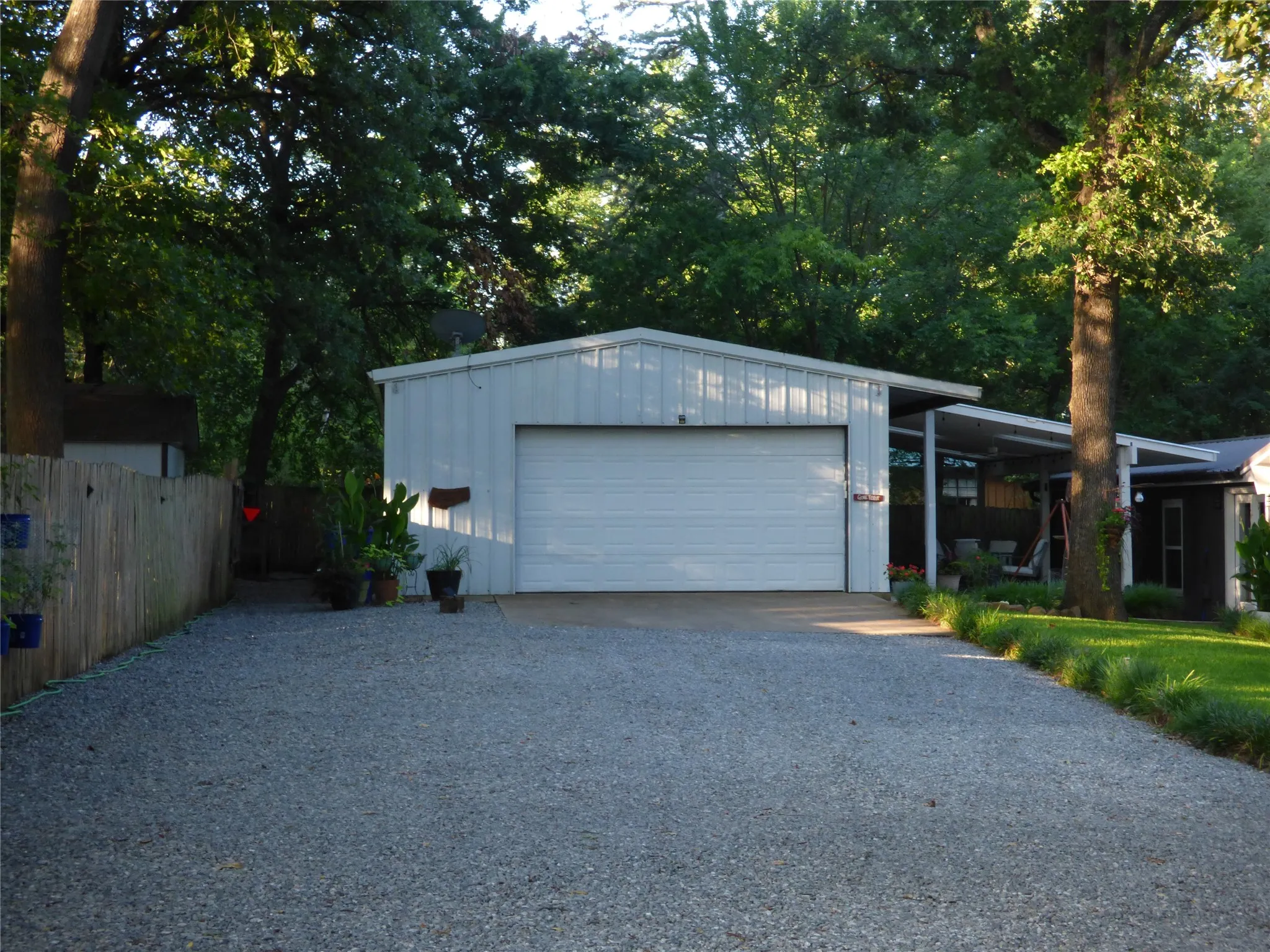 Single Family Residence For Sale in Grayson County , 80 Louisiana Avenue, Pottsboro, Texas 75076, 4 Bedroom, 3 Bathroom, 4 Garage spaces, 1,888 Sqft, built in 1960, mls#21307281, Real Estate Agent in Pottsboro, Homes For Sale in Grayson county, Homes For Sale in Pottsboro, Realtor in Pottsboro Texas, Real Estate Brokerage Independent Realty Texas, Luminita Cordes Realtor