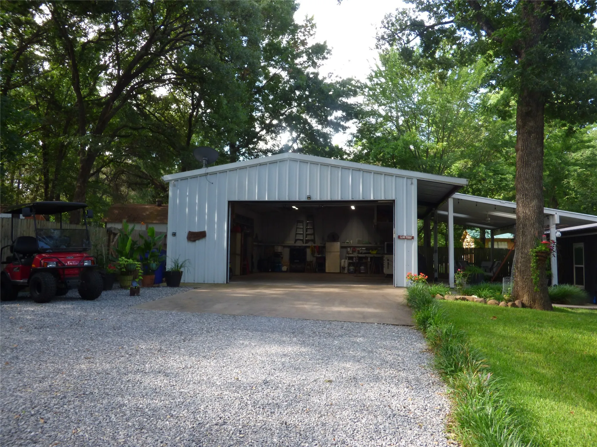 Single Family Residence For Sale in Grayson County , 80 Louisiana Avenue, Pottsboro, Texas 75076, 4 Bedroom, 3 Bathroom, 4 Garage spaces, 1,888 Sqft, built in 1960, mls#21307281, Real Estate Agent in Pottsboro, Homes For Sale in Grayson county, Homes For Sale in Pottsboro, Realtor in Pottsboro Texas, Real Estate Brokerage Independent Realty Texas, Luminita Cordes Realtor
