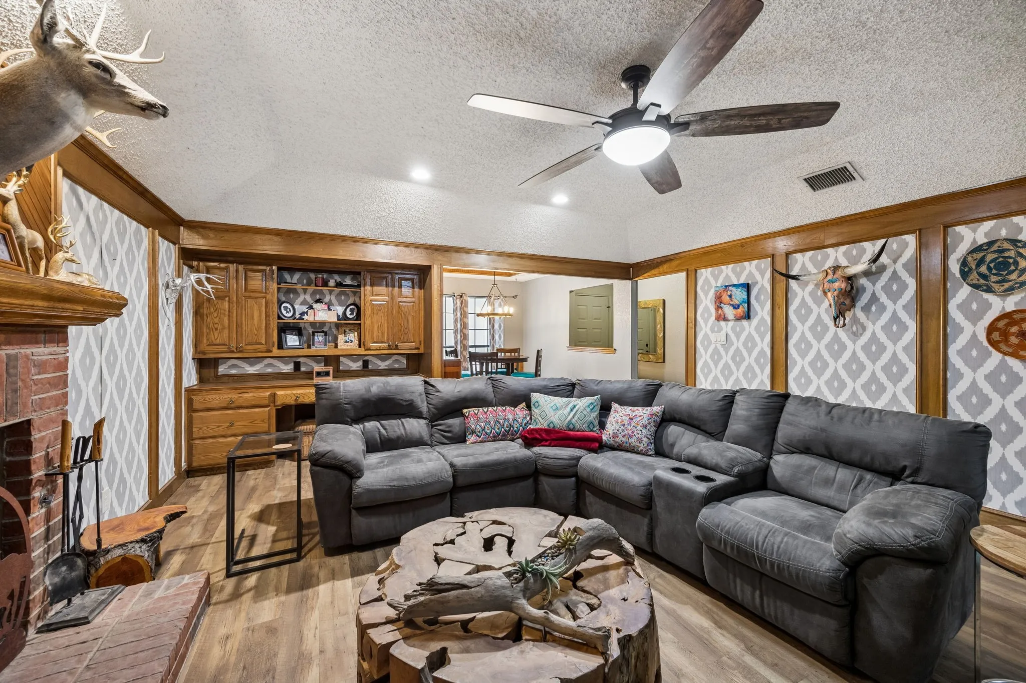 Single Family Residence For Sale in Kaufman County , 301 Southlake Drive, Forney, Texas 75126, 3 Bedrooms, 2 Bathrooms, 2 Garage spaces, 1,507 Sqft, built in 1986, Price $273,000, mls#21304023, Real Estate Agent in Forney, Homes For Sale in Kaufman county, Homes For Sale in Forney, Realtor in Forney Texas, Real Estate Brokerage Independent Realty Texas, Luminita Cordes Realtor
