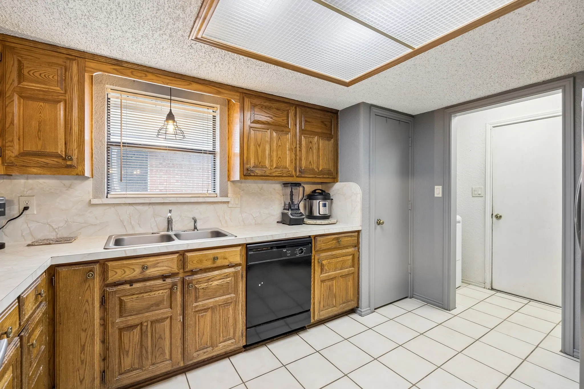 Single Family Residence For Sale in Kaufman County , 301 Southlake Drive, Forney, Texas 75126, 3 Bedrooms, 2 Bathrooms, 2 Garage spaces, 1,507 Sqft, built in 1986, Price $273,000, mls#21304023, Real Estate Agent in Forney, Homes For Sale in Kaufman county, Homes For Sale in Forney, Realtor in Forney Texas, Real Estate Brokerage Independent Realty Texas, Luminita Cordes Realtor