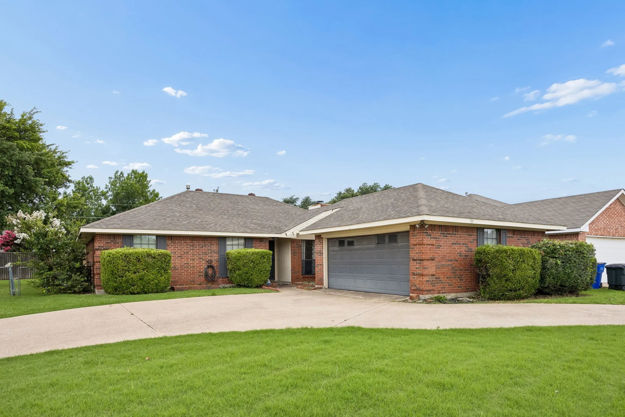 Single Family Residence For Sale in Kaufman County , 301 Southlake Drive, Forney, Texas 75126, 3 Bedrooms, 2 Bathrooms, 2 Garage spaces, 1,507 Sqft, built in 1986, Price $273,000, mls#21304023, Real Estate Agent in Forney, Homes For Sale in Kaufman county, Homes For Sale in Forney, Realtor in Forney Texas, Real Estate Brokerage Independent Realty Texas, Luminita Cordes Realtor