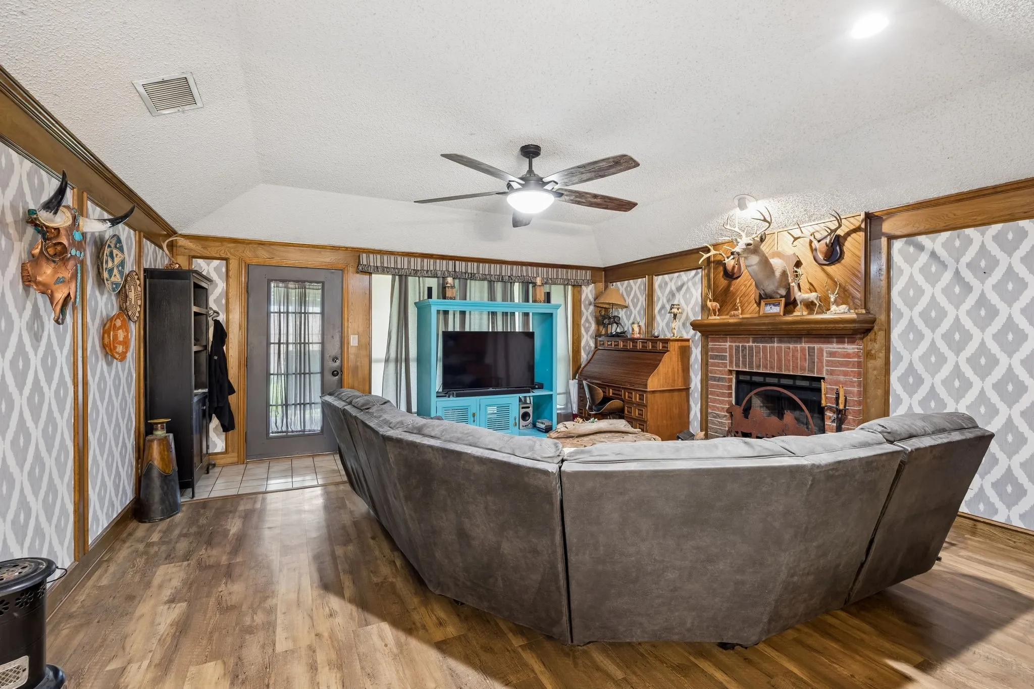 Single Family Residence For Sale in Kaufman County , 301 Southlake Drive, Forney, Texas 75126, 3 Bedrooms, 2 Bathrooms, 2 Garage spaces, 1,507 Sqft, built in 1986, Price $273,000, mls#21304023, Real Estate Agent in Forney, Homes For Sale in Kaufman county, Homes For Sale in Forney, Realtor in Forney Texas, Real Estate Brokerage Independent Realty Texas, Luminita Cordes Realtor