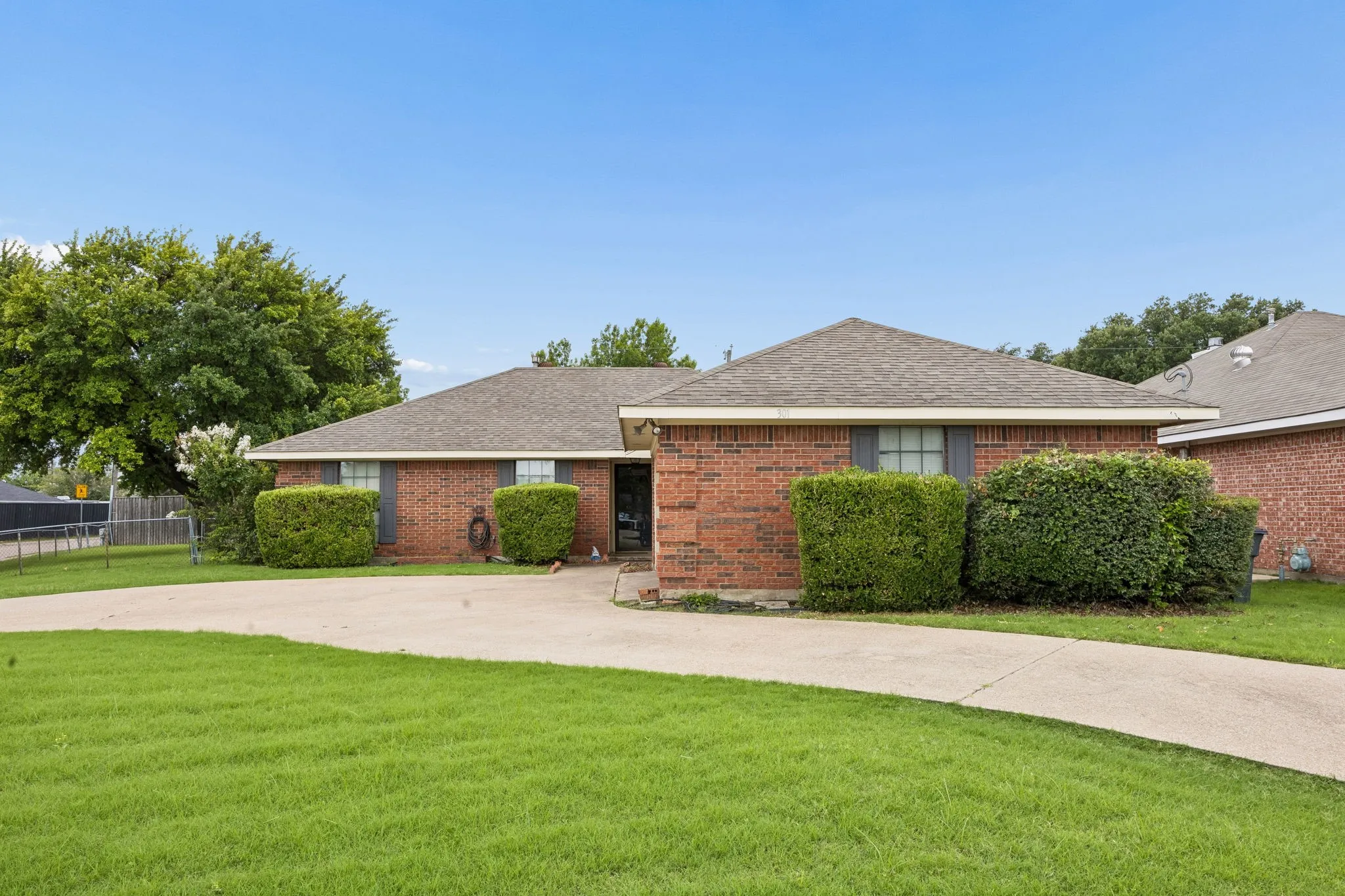 Single Family Residence For Sale in Kaufman County , 301 Southlake Drive, Forney, Texas 75126, 3 Bedrooms, 2 Bathrooms, 2 Garage spaces, 1,507 Sqft, built in 1986, Price $273,000, mls#21304023, Real Estate Agent in Forney, Homes For Sale in Kaufman county, Homes For Sale in Forney, Realtor in Forney Texas, Real Estate Brokerage Independent Realty Texas, Luminita Cordes Realtor