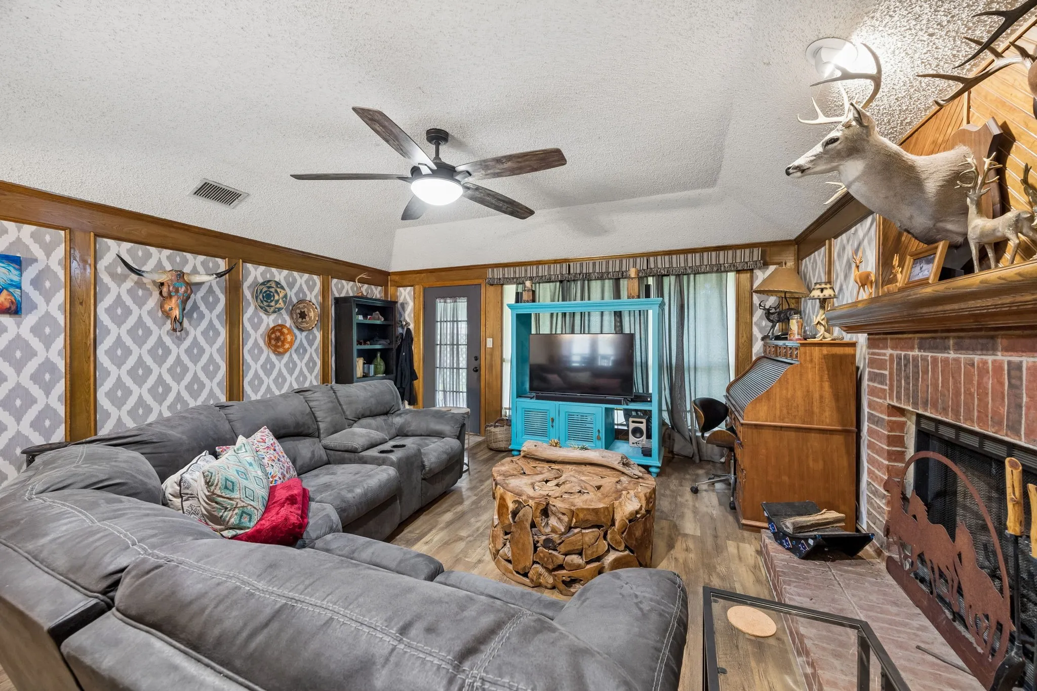 Single Family Residence For Sale in Kaufman County , 301 Southlake Drive, Forney, Texas 75126, 3 Bedrooms, 2 Bathrooms, 2 Garage spaces, 1,507 Sqft, built in 1986, Price $273,000, mls#21304023, Real Estate Agent in Forney, Homes For Sale in Kaufman county, Homes For Sale in Forney, Realtor in Forney Texas, Real Estate Brokerage Independent Realty Texas, Luminita Cordes Realtor