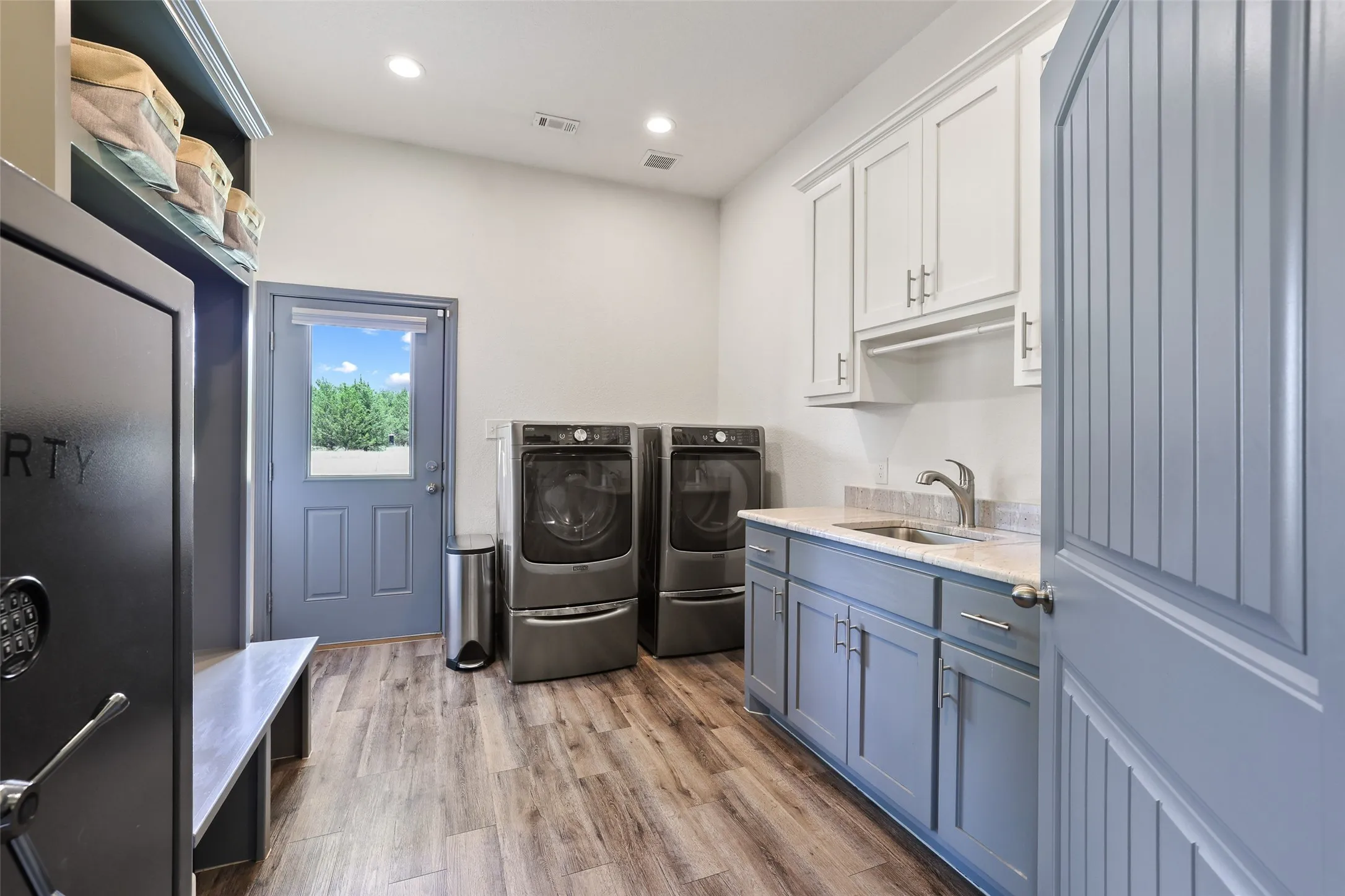Dedicated utility room featuring vinyl flooring
