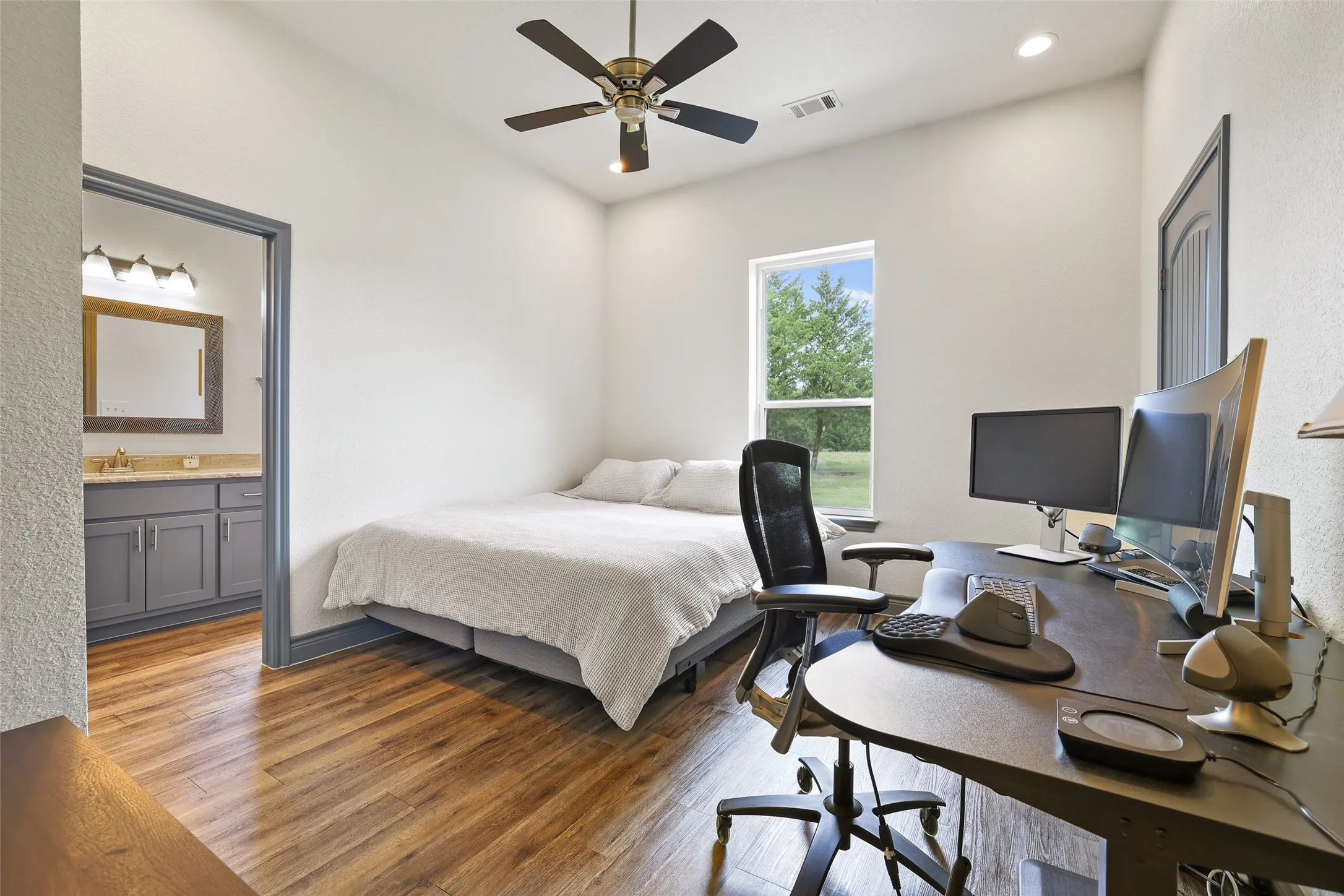 En-Suite bedroom (2nd master)
