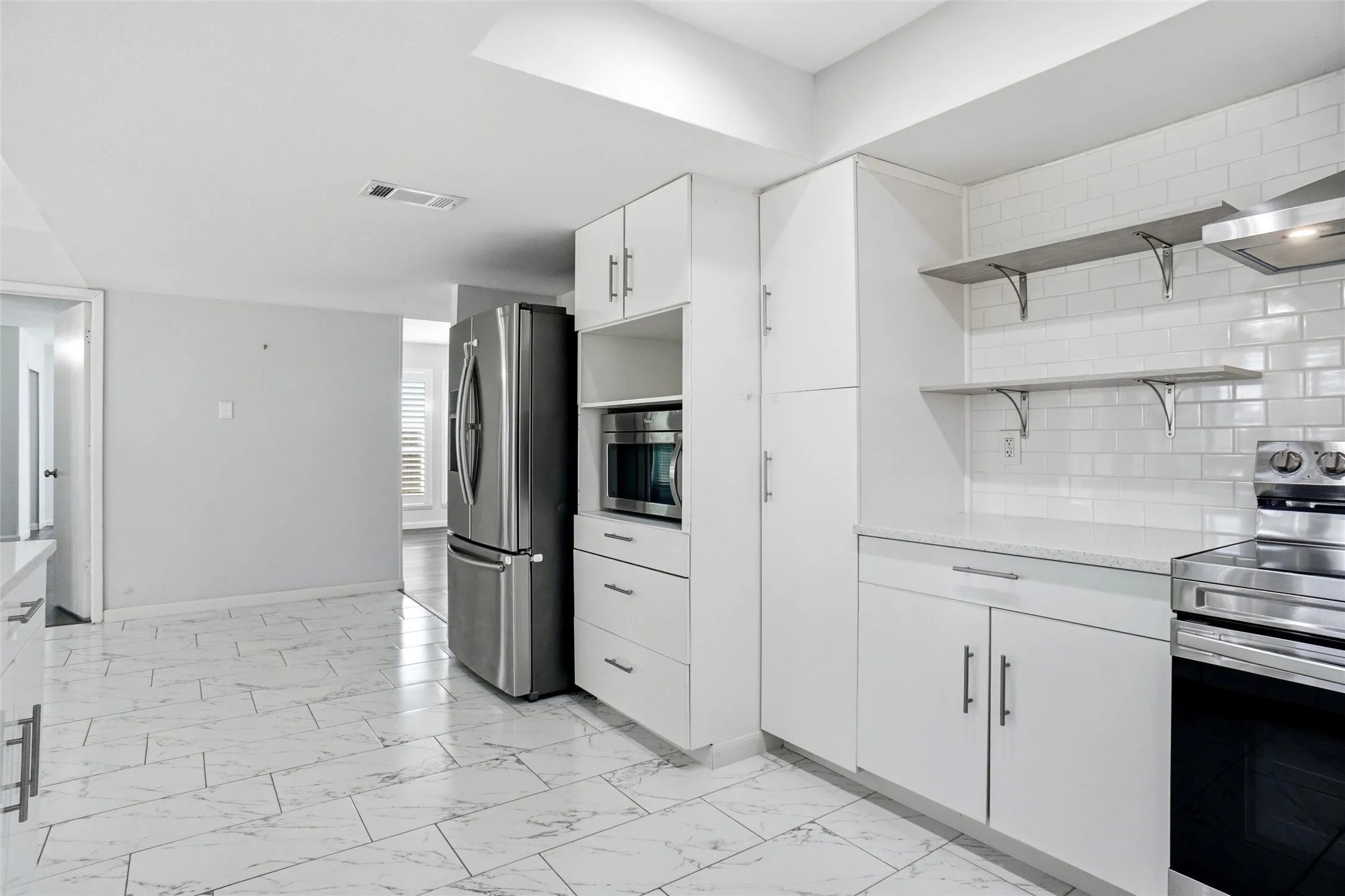 Single Family Residence For Sale in Tarrant County , 3104 Story Lane, Bedford, Texas 76021, 3 Bedroom, 2 Bathroom, 2 Garage spaces, 1,899 Sqft, built in 1977, mls#21284299, Real Estate Agent in Bedford, Homes For Sale in Tarrant county, Homes For Sale in Bedford, Realtor in Bedford Texas, Real Estate Brokerage Independent Realty Texas, Luminita Cordes Realtor