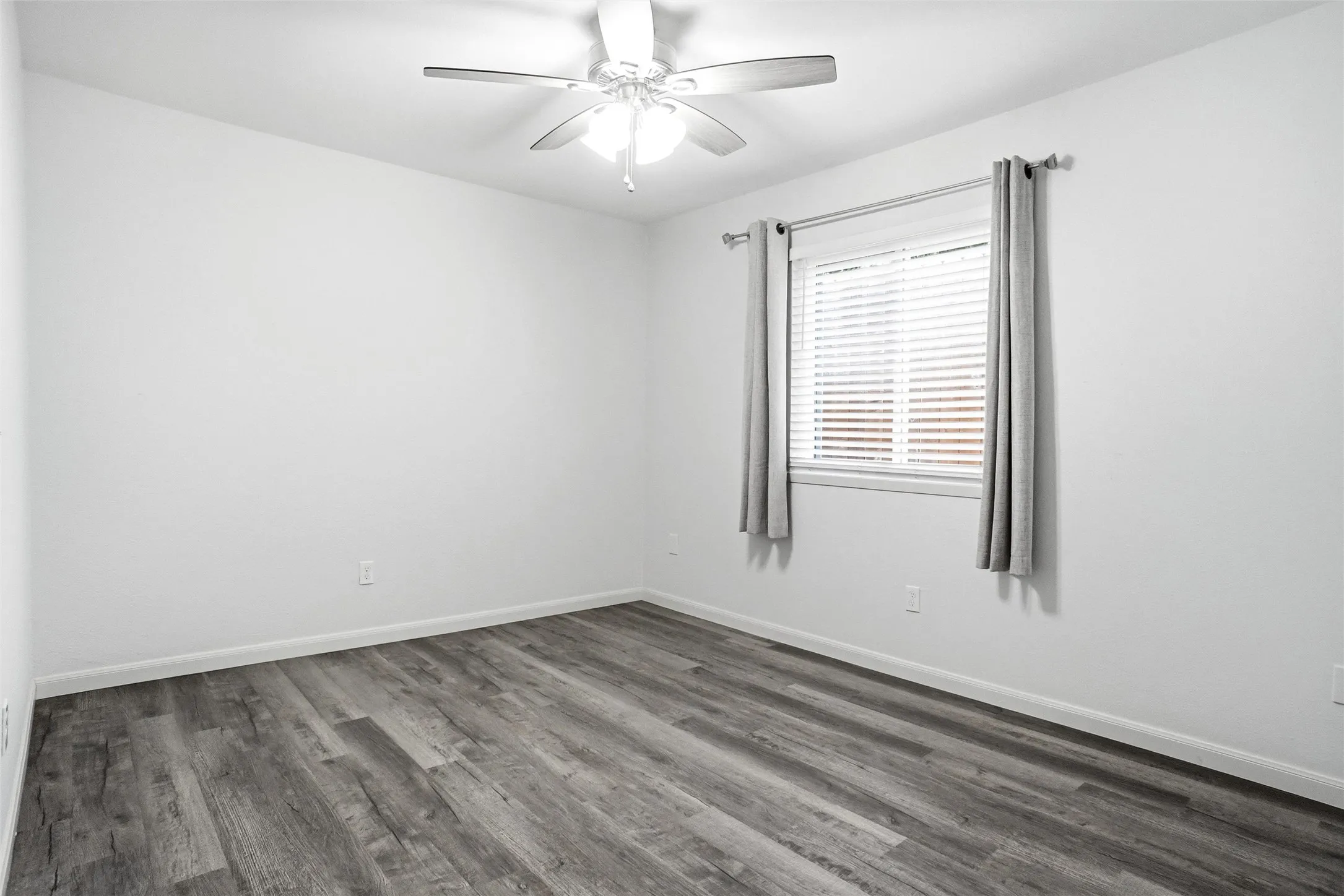 Single Family Residence For Sale in Tarrant County , 3104 Story Lane, Bedford, Texas 76021, 3 Bedroom, 2 Bathroom, 2 Garage spaces, 1,899 Sqft, built in 1977, mls#21284299, Real Estate Agent in Bedford, Homes For Sale in Tarrant county, Homes For Sale in Bedford, Realtor in Bedford Texas, Real Estate Brokerage Independent Realty Texas, Luminita Cordes Realtor