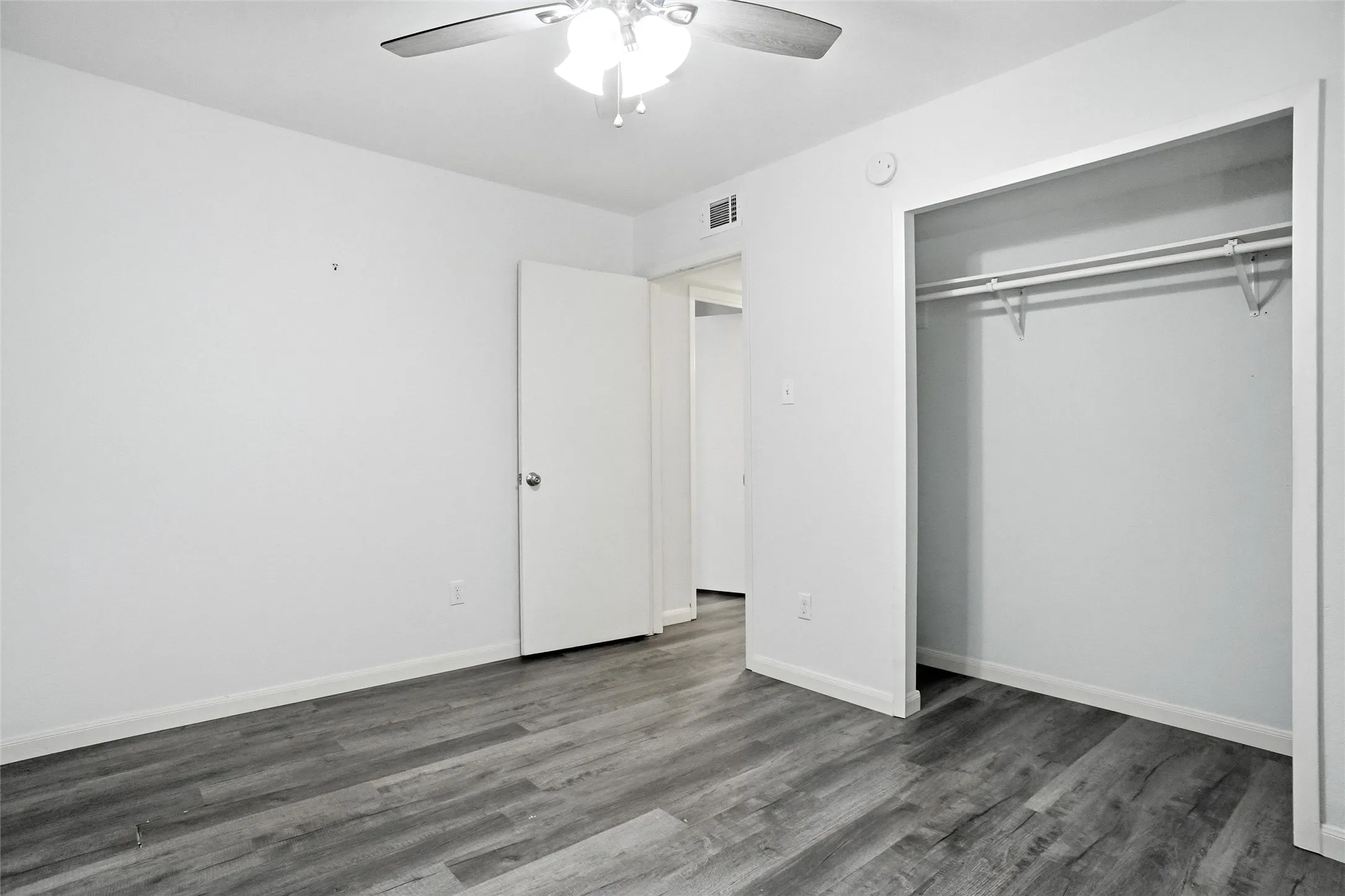 Single Family Residence For Sale in Tarrant County , 3104 Story Lane, Bedford, Texas 76021, 3 Bedroom, 2 Bathroom, 2 Garage spaces, 1,899 Sqft, built in 1977, mls#21284299, Real Estate Agent in Bedford, Homes For Sale in Tarrant county, Homes For Sale in Bedford, Realtor in Bedford Texas, Real Estate Brokerage Independent Realty Texas, Luminita Cordes Realtor