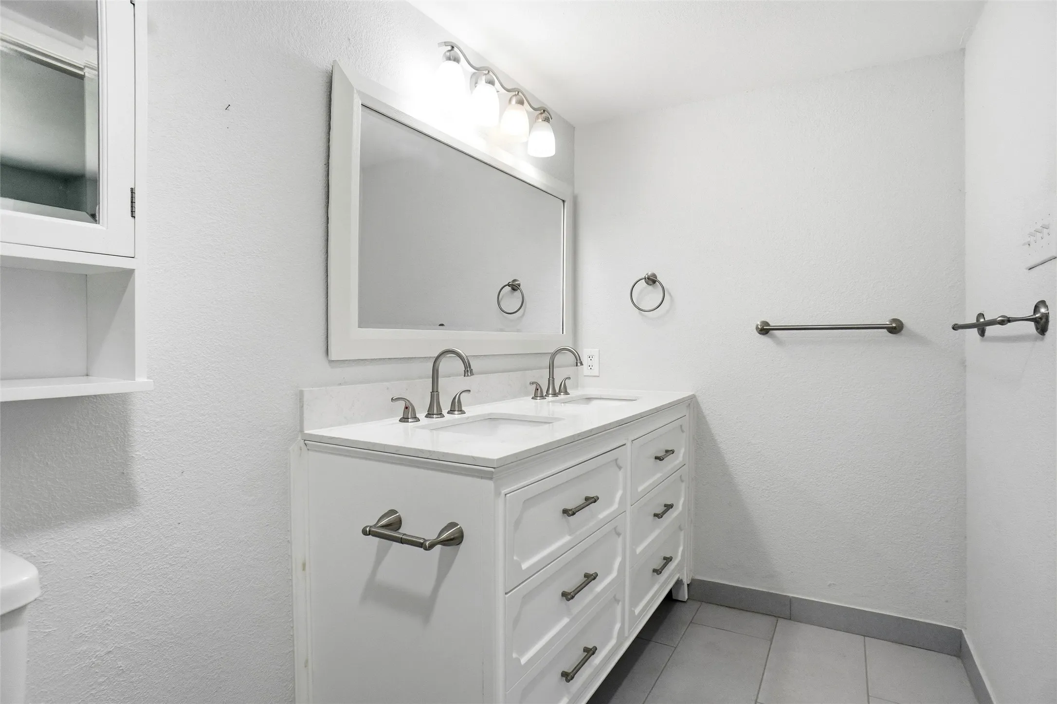 Single Family Residence For Sale in Tarrant County , 3104 Story Lane, Bedford, Texas 76021, 3 Bedroom, 2 Bathroom, 2 Garage spaces, 1,899 Sqft, built in 1977, mls#21284299, Real Estate Agent in Bedford, Homes For Sale in Tarrant county, Homes For Sale in Bedford, Realtor in Bedford Texas, Real Estate Brokerage Independent Realty Texas, Luminita Cordes Realtor