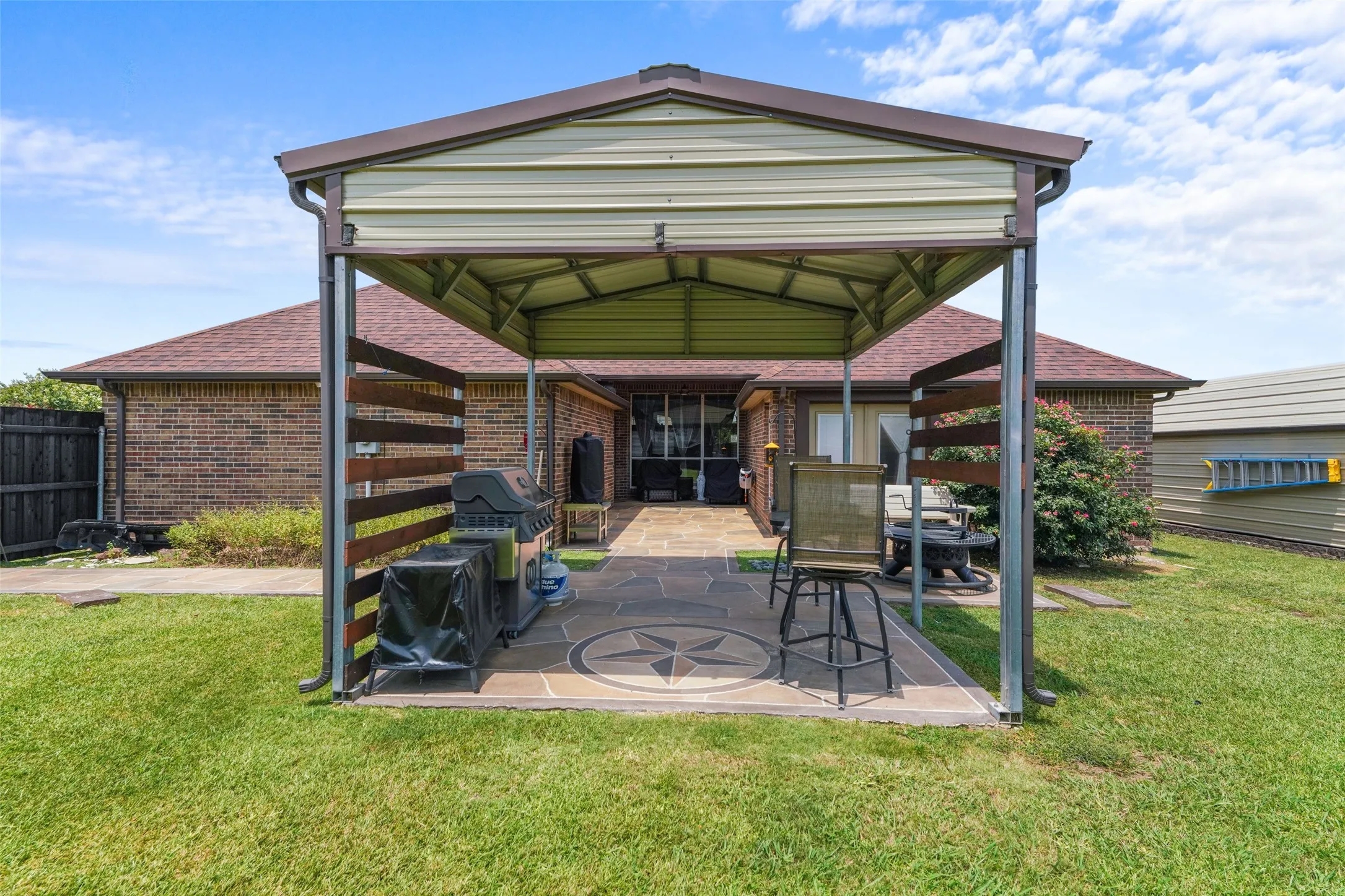 Single Family Residence For Sale in Kaufman County , 412 Kings Creek Drive, Terrell, Texas 75161, 3 Bedroom, 2 Bathroom, 2 Garage spaces, 1,957 Sqft, built in 2004, mls#21308084, Real Estate Agent in Terrell, Homes For Sale in Kaufman county, Homes For Sale in Terrell, Realtor in Terrell Texas, Real Estate Brokerage Independent Realty Texas, Luminita Cordes Realtor
