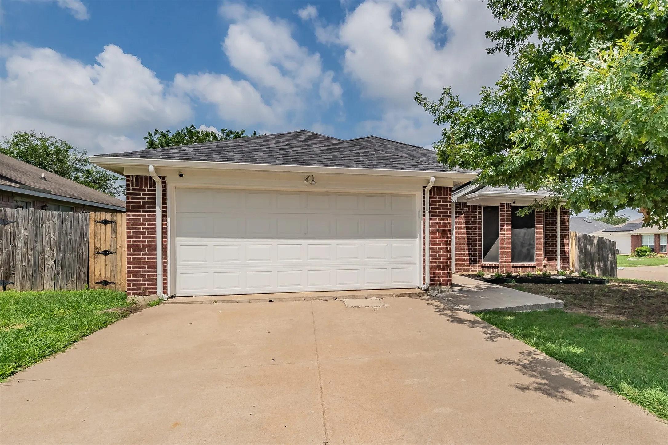 Single Family Residence For Sale in Tarrant County , 7000 Rovato Drive, Arlington, Texas 76001, 3 Bedrooms, 2 Bathrooms, 2 Garage spaces, 1,478 Sqft, built in 1997, Price $320,000, mls#21308019, Real Estate Agent in Arlington, Homes For Sale in Tarrant county, Homes For Sale in Arlington, Realtor in Arlington Texas, Real Estate Brokerage Independent Realty Texas, Luminita Cordes Realtor