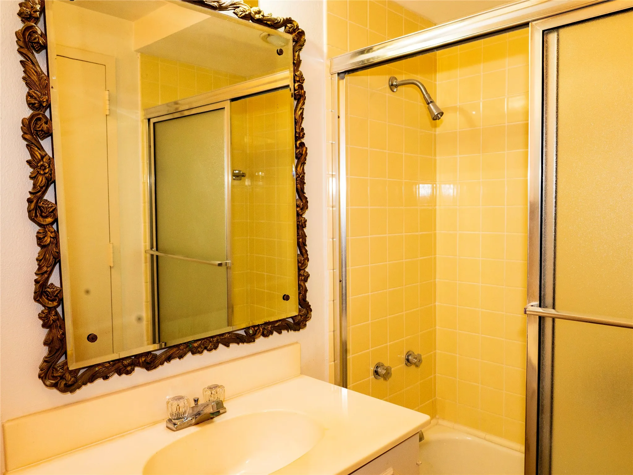 Condominium For Sale in Dallas County , 6211 W Northwest Highway 1501, Dallas, Texas 75225, 3 Bedroom, 2 Bathroom, 2 Garage spaces, 1,673 Sqft, built in 1966, mls#21307974, Real Estate Agent in Dallas, Homes For Sale in Dallas county, Homes For Sale in Dallas, Realtor in Dallas Texas, Real Estate Brokerage Independent Realty Texas, Luminita Cordes Realtor