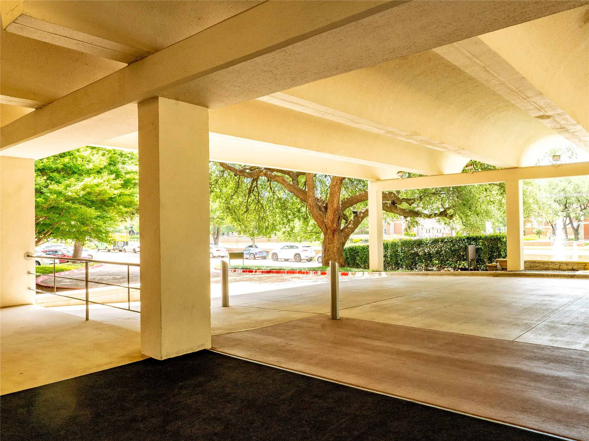Condominium For Sale in Dallas County , 6211 W Northwest Highway 1501, Dallas, Texas 75225, 3 Bedroom, 2 Bathroom, 2 Garage spaces, 1,673 Sqft, built in 1966, mls#21307974, Real Estate Agent in Dallas, Homes For Sale in Dallas county, Homes For Sale in Dallas, Realtor in Dallas Texas, Real Estate Brokerage Independent Realty Texas, Luminita Cordes Realtor