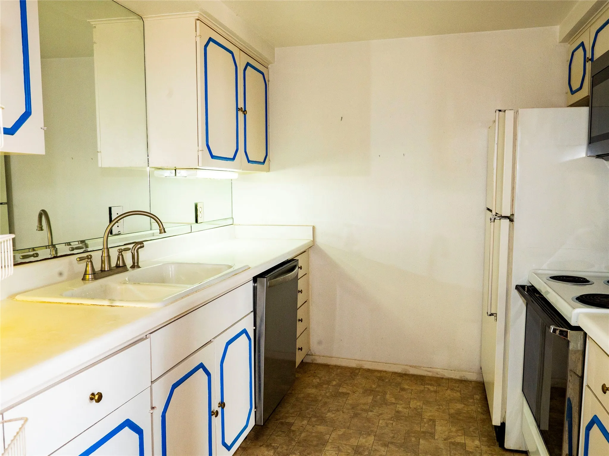 Condominium For Sale in Dallas County , 6211 W Northwest Highway 1501, Dallas, Texas 75225, 3 Bedroom, 2 Bathroom, 2 Garage spaces, 1,673 Sqft, built in 1966, mls#21307974, Real Estate Agent in Dallas, Homes For Sale in Dallas county, Homes For Sale in Dallas, Realtor in Dallas Texas, Real Estate Brokerage Independent Realty Texas, Luminita Cordes Realtor