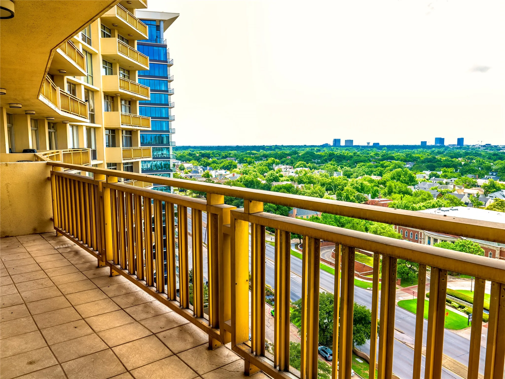 Condominium For Sale in Dallas County , 6211 W Northwest Highway 1501, Dallas, Texas 75225, 3 Bedroom, 2 Bathroom, 2 Garage spaces, 1,673 Sqft, built in 1966, mls#21307974, Real Estate Agent in Dallas, Homes For Sale in Dallas county, Homes For Sale in Dallas, Realtor in Dallas Texas, Real Estate Brokerage Independent Realty Texas, Luminita Cordes Realtor