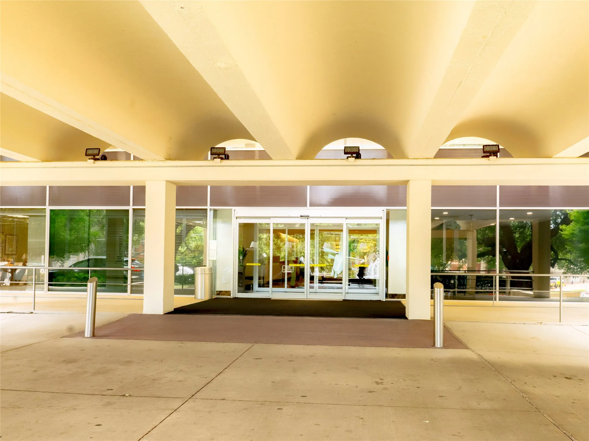 Condominium For Sale in Dallas County , 6211 W Northwest Highway 1501, Dallas, Texas 75225, 3 Bedroom, 2 Bathroom, 2 Garage spaces, 1,673 Sqft, built in 1966, mls#21307974, Real Estate Agent in Dallas, Homes For Sale in Dallas county, Homes For Sale in Dallas, Realtor in Dallas Texas, Real Estate Brokerage Independent Realty Texas, Luminita Cordes Realtor