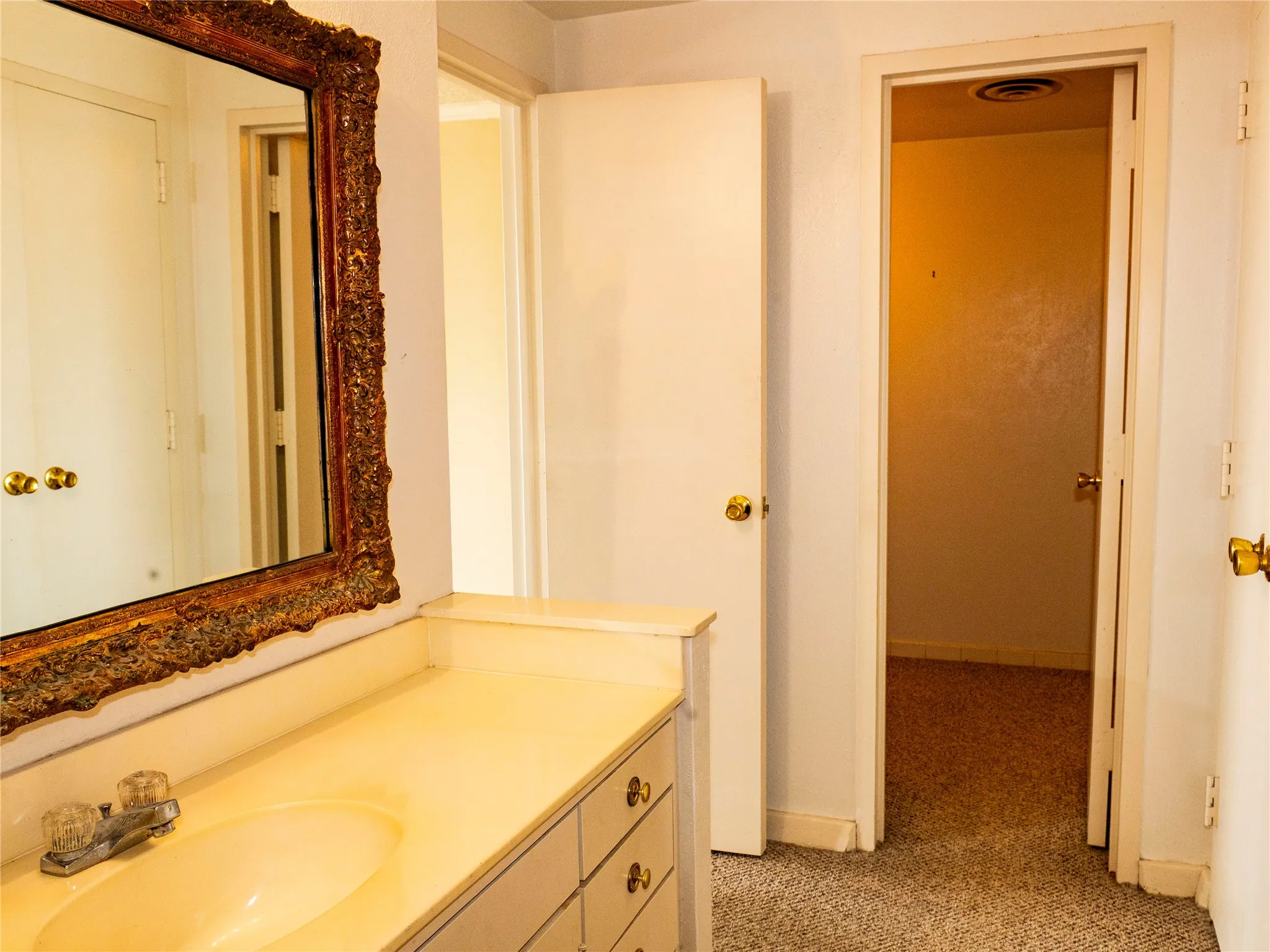 Condominium For Sale in Dallas County , 6211 W Northwest Highway 1501, Dallas, Texas 75225, 3 Bedroom, 2 Bathroom, 2 Garage spaces, 1,673 Sqft, built in 1966, mls#21307974, Real Estate Agent in Dallas, Homes For Sale in Dallas county, Homes For Sale in Dallas, Realtor in Dallas Texas, Real Estate Brokerage Independent Realty Texas, Luminita Cordes Realtor