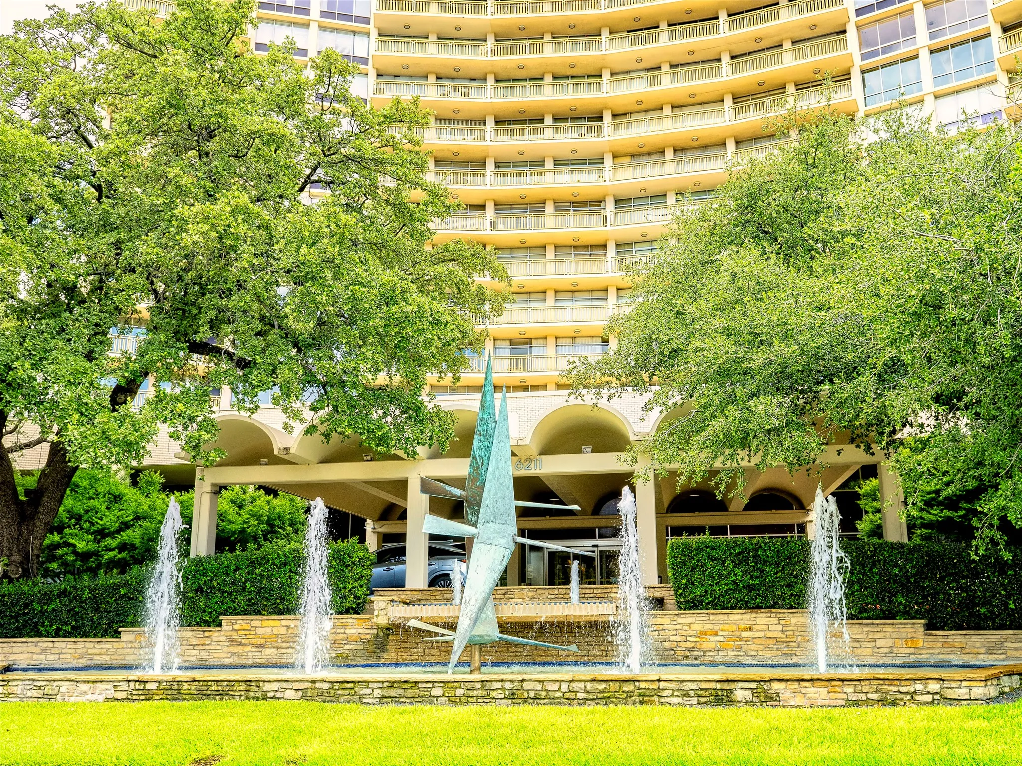 Condominium For Sale in Dallas County , 6211 W Northwest Highway 1501, Dallas, Texas 75225, 3 Bedroom, 2 Bathroom, 2 Garage spaces, 1,673 Sqft, built in 1966, mls#21307974, Real Estate Agent in Dallas, Homes For Sale in Dallas county, Homes For Sale in Dallas, Realtor in Dallas Texas, Real Estate Brokerage Independent Realty Texas, Luminita Cordes Realtor