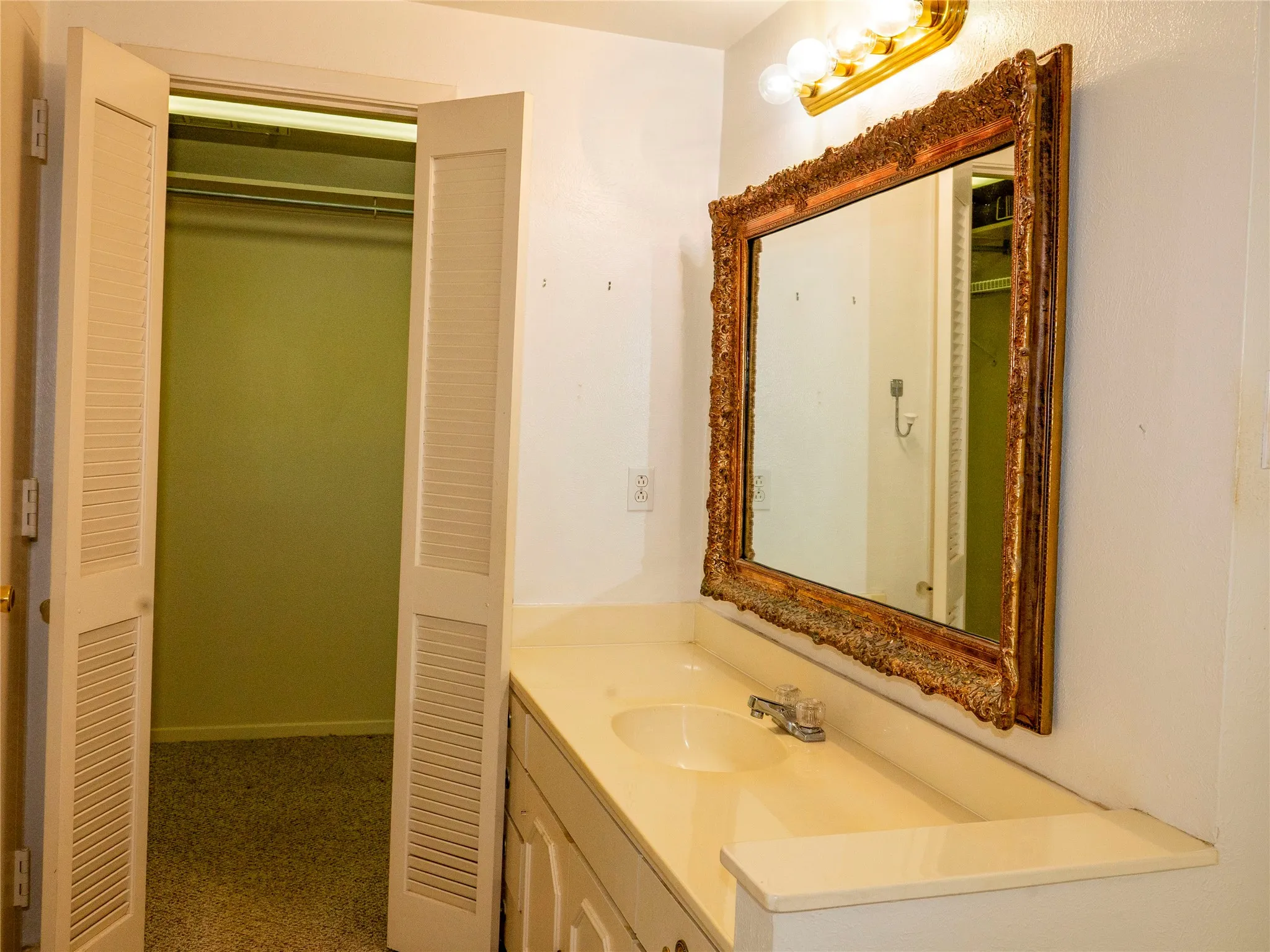 Condominium For Sale in Dallas County , 6211 W Northwest Highway 1501, Dallas, Texas 75225, 3 Bedroom, 2 Bathroom, 2 Garage spaces, 1,673 Sqft, built in 1966, mls#21307974, Real Estate Agent in Dallas, Homes For Sale in Dallas county, Homes For Sale in Dallas, Realtor in Dallas Texas, Real Estate Brokerage Independent Realty Texas, Luminita Cordes Realtor