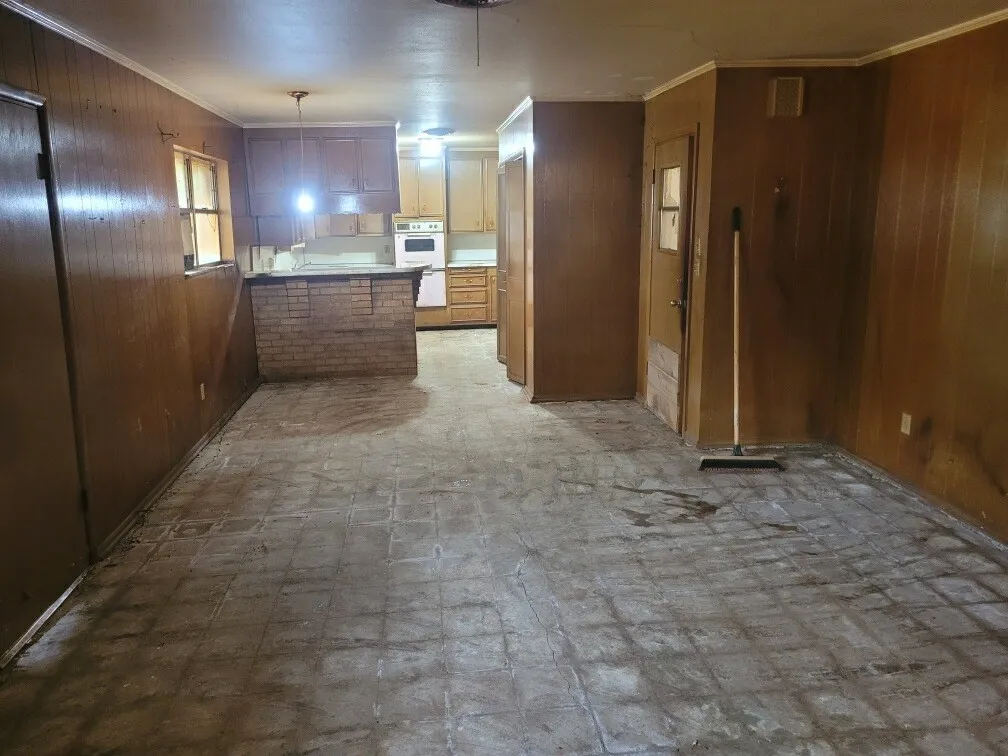 Single Family Residence For Sale in Wichita County , 115 S Crescent Drive, Electra, Texas 76360, 3 Bedroom, 2 Bathroom, 1 Garage spaces, 1,928 Sqft, built in 1965, mls#21308092, Real Estate Agent in Electra, Homes For Sale in Wichita county, Homes For Sale in Electra, Realtor in Electra Texas, Real Estate Brokerage Independent Realty Texas, Luminita Cordes Realtor