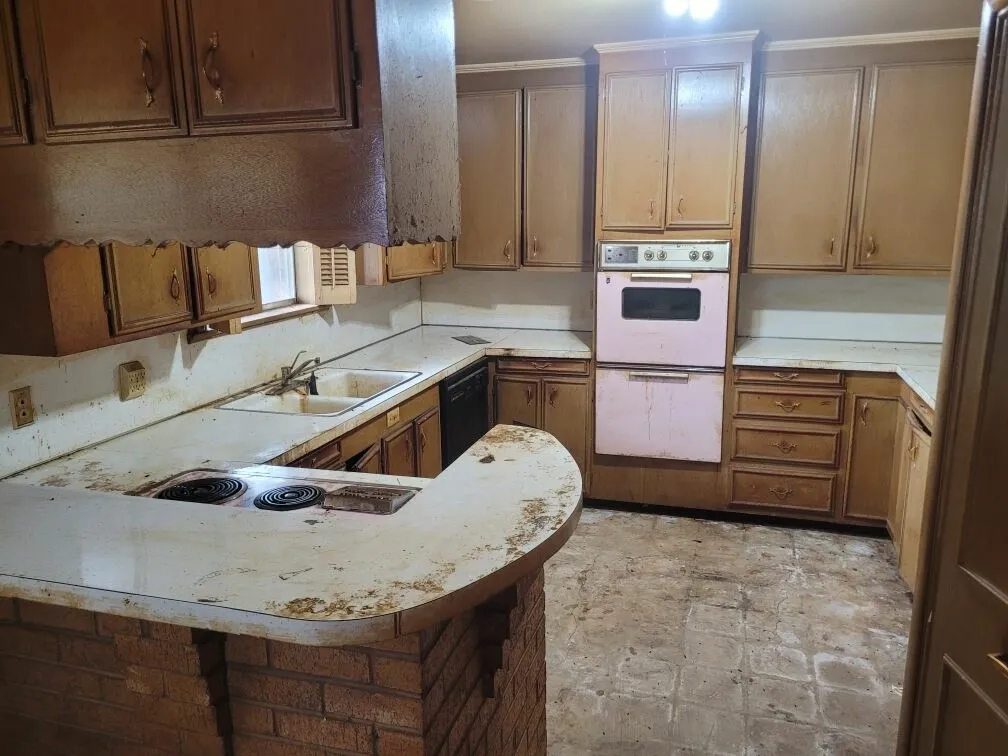 Single Family Residence For Sale in Wichita County , 115 S Crescent Drive, Electra, Texas 76360, 3 Bedroom, 2 Bathroom, 1 Garage spaces, 1,928 Sqft, built in 1965, mls#21308092, Real Estate Agent in Electra, Homes For Sale in Wichita county, Homes For Sale in Electra, Realtor in Electra Texas, Real Estate Brokerage Independent Realty Texas, Luminita Cordes Realtor