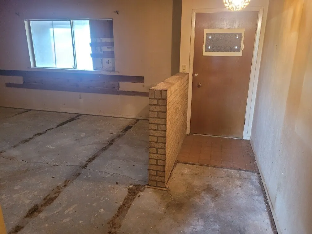 Single Family Residence For Sale in Wichita County , 115 S Crescent Drive, Electra, Texas 76360, 3 Bedroom, 2 Bathroom, 1 Garage spaces, 1,928 Sqft, built in 1965, mls#21308092, Real Estate Agent in Electra, Homes For Sale in Wichita county, Homes For Sale in Electra, Realtor in Electra Texas, Real Estate Brokerage Independent Realty Texas, Luminita Cordes Realtor