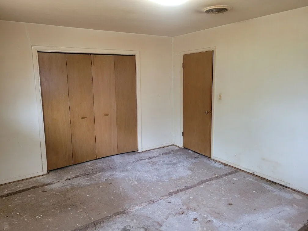 Single Family Residence For Sale in Wichita County , 115 S Crescent Drive, Electra, Texas 76360, 3 Bedroom, 2 Bathroom, 1 Garage spaces, 1,928 Sqft, built in 1965, mls#21308092, Real Estate Agent in Electra, Homes For Sale in Wichita county, Homes For Sale in Electra, Realtor in Electra Texas, Real Estate Brokerage Independent Realty Texas, Luminita Cordes Realtor