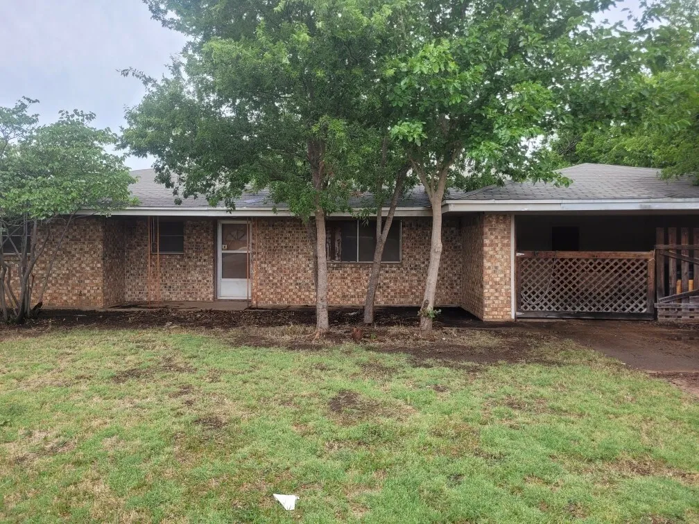 Single Family Residence For Sale in Wichita County , 115 S Crescent Drive, Electra, Texas 76360, 3 Bedroom, 2 Bathroom, 1 Garage spaces, 1,928 Sqft, built in 1965, mls#21308092, Real Estate Agent in Electra, Homes For Sale in Wichita county, Homes For Sale in Electra, Realtor in Electra Texas, Real Estate Brokerage Independent Realty Texas, Luminita Cordes Realtor