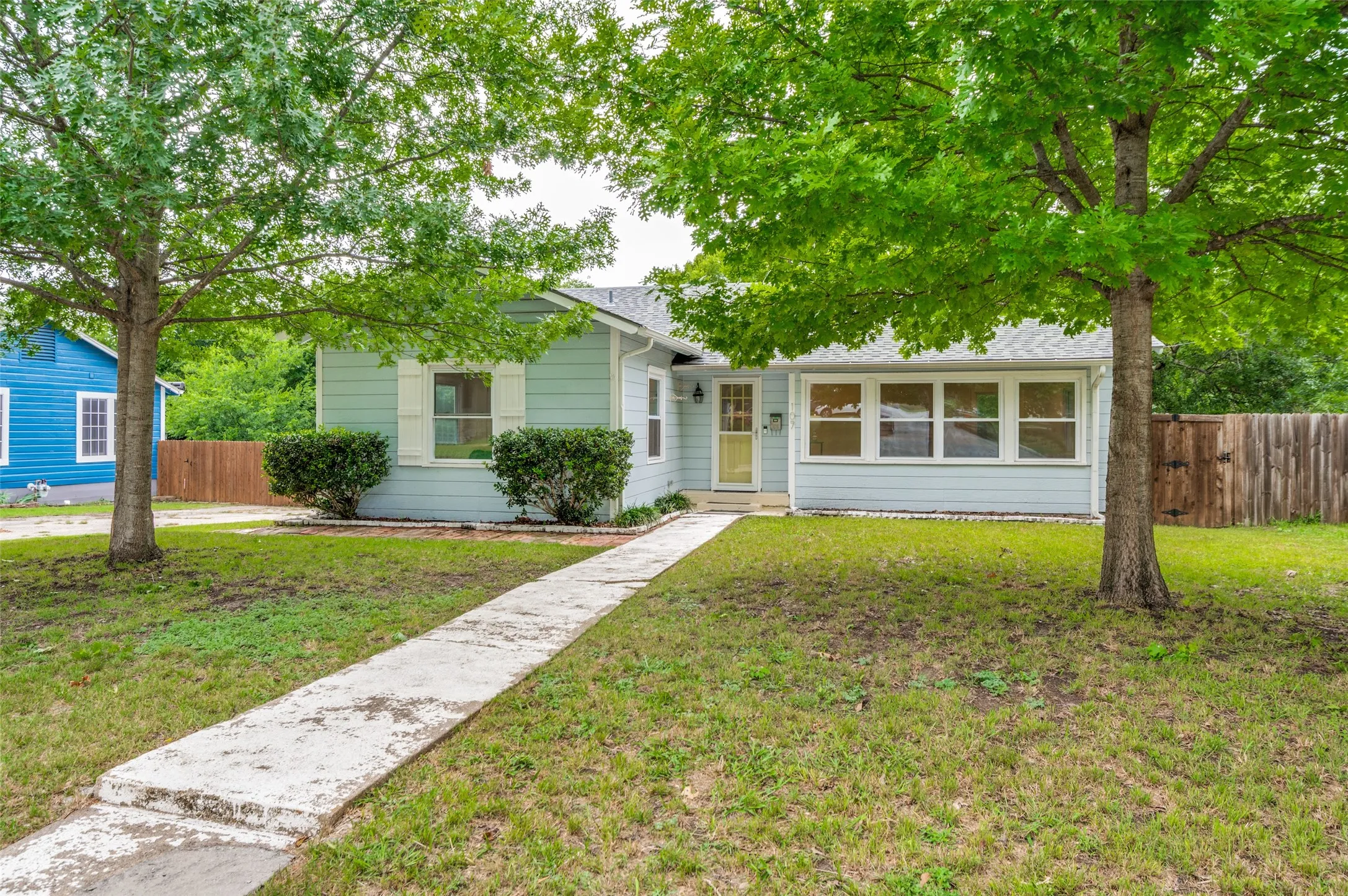 WELCOME HOME TO 107 TRUETT STREET  IN BEAUTIFUL HISTORIC MCKINNEY