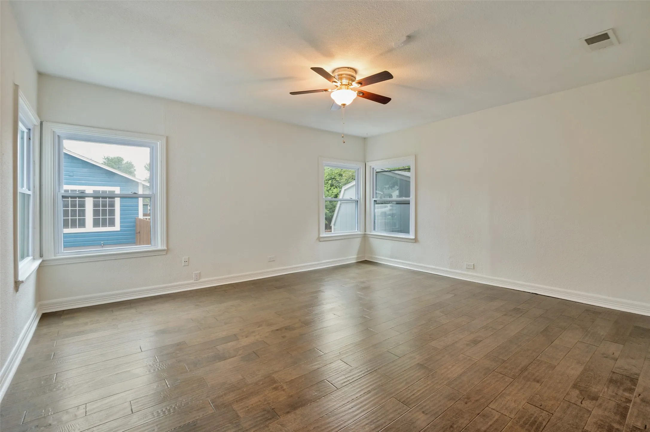 Single Family Residence For Sale in Collin County , 107 Truett Street, Mc Kinney, Texas 75069, 2 Bedroom, 1 Bathroom, Garage spaces, 1,740 Sqft, built in 1953, mls#21302118, Real Estate Agent in Mc Kinney, Homes For Sale in Collin county, Homes For Sale in Mc Kinney, Realtor in Mc Kinney Texas, Real Estate Brokerage Independent Realty Texas, Luminita Cordes Realtor